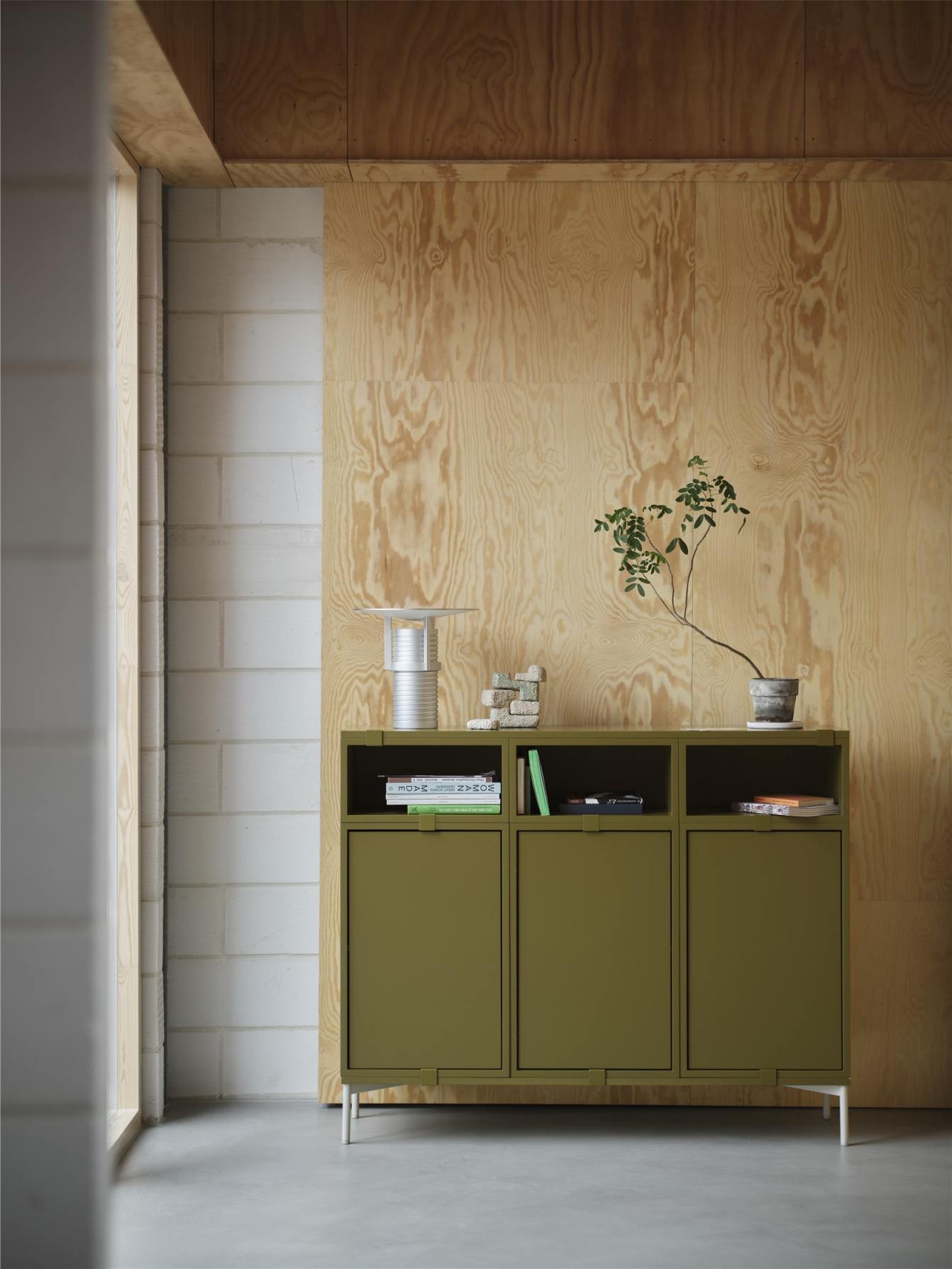 Muuto Set Tischleuchte auf einem grünen Sideboard, minimalistisches Design für Wohnzimmer und Schlafzimmer.