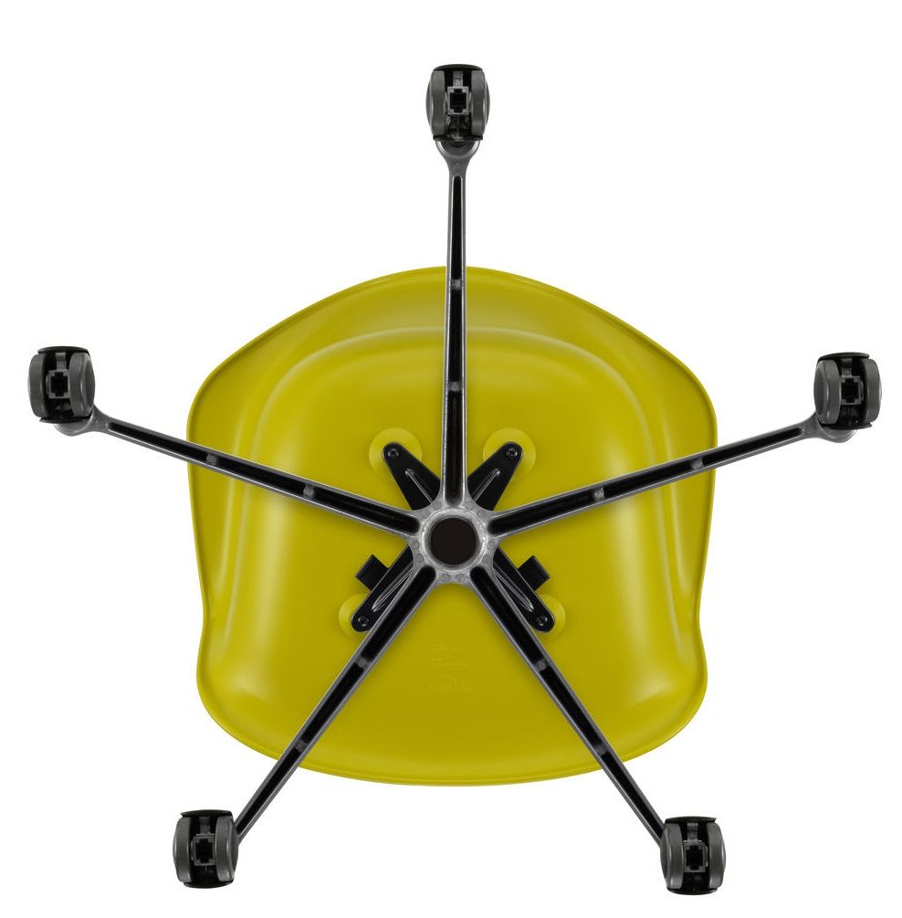 Ansicht von unten des gelben Vitra Eames Plastic Arm Chair PACC Stuhls mit schwarzem Rollfußkreuz.