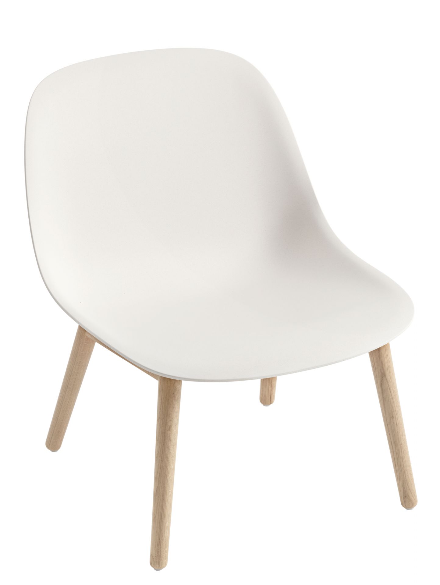 Weißer Fiber Lounge Chair von Muuto mit Holzgestell, moderner Sessel für Wohnzimmer.