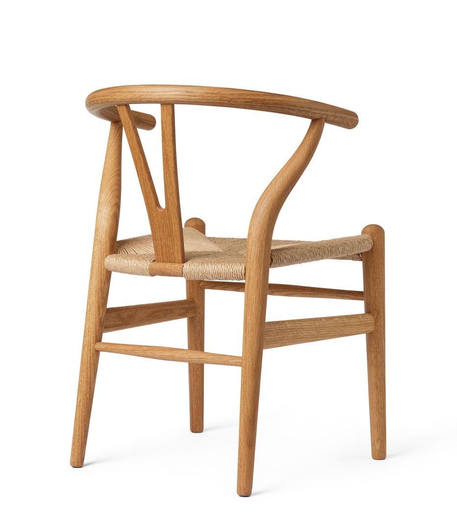 CH24 Wishbone Stuhl von Carl Hansen & Søn, Kinderstuhl aus Holz mit geflochtener Sitzfläche.