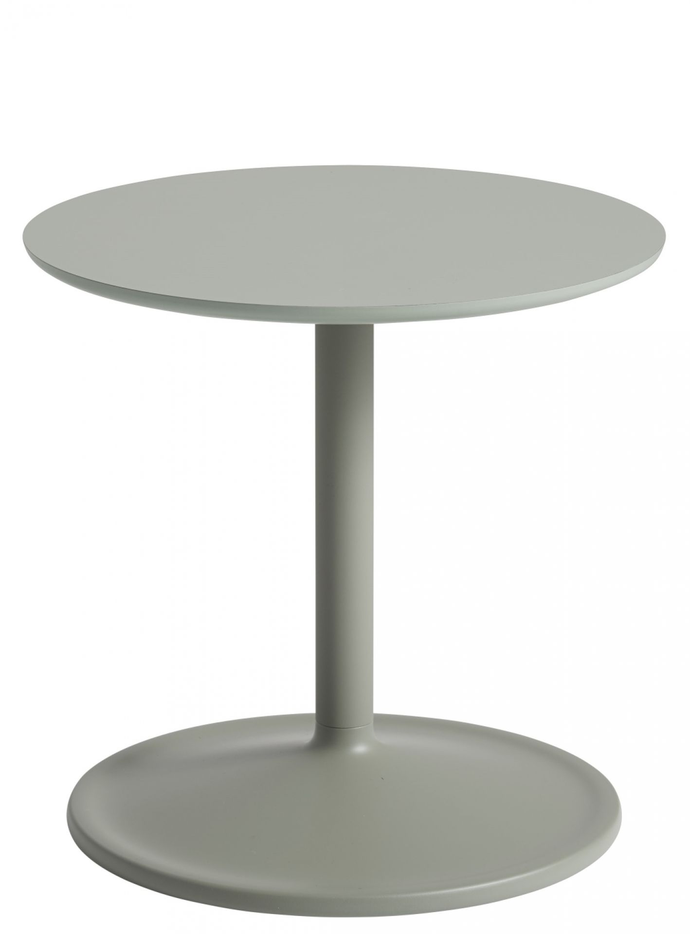 Muuto Soft Side Table Beistelltisch in sanftem Grau, modernes Design mit runder Tischplatte und Fuß.