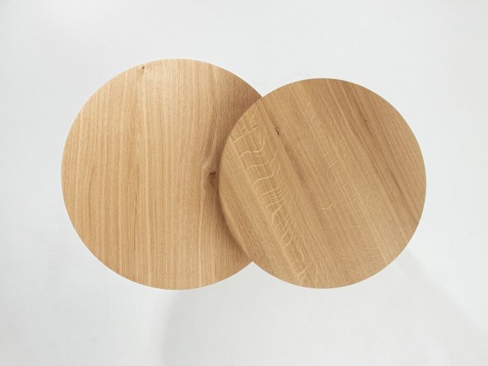 Cena Couchtisch Zeitraum: Zwei runde, moderne Couchtische aus hellem Holz, minimalistisches Design.