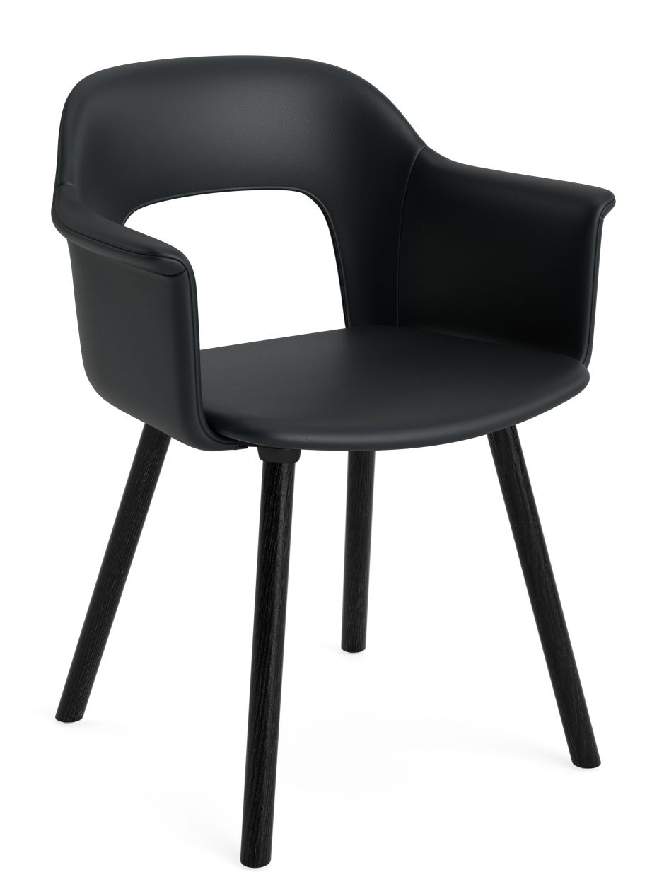Schwarzer Layout Armchair 224 Armlehnstuhl von Hay mit Sitzschale aus Polypropylen und Holzbeinen.