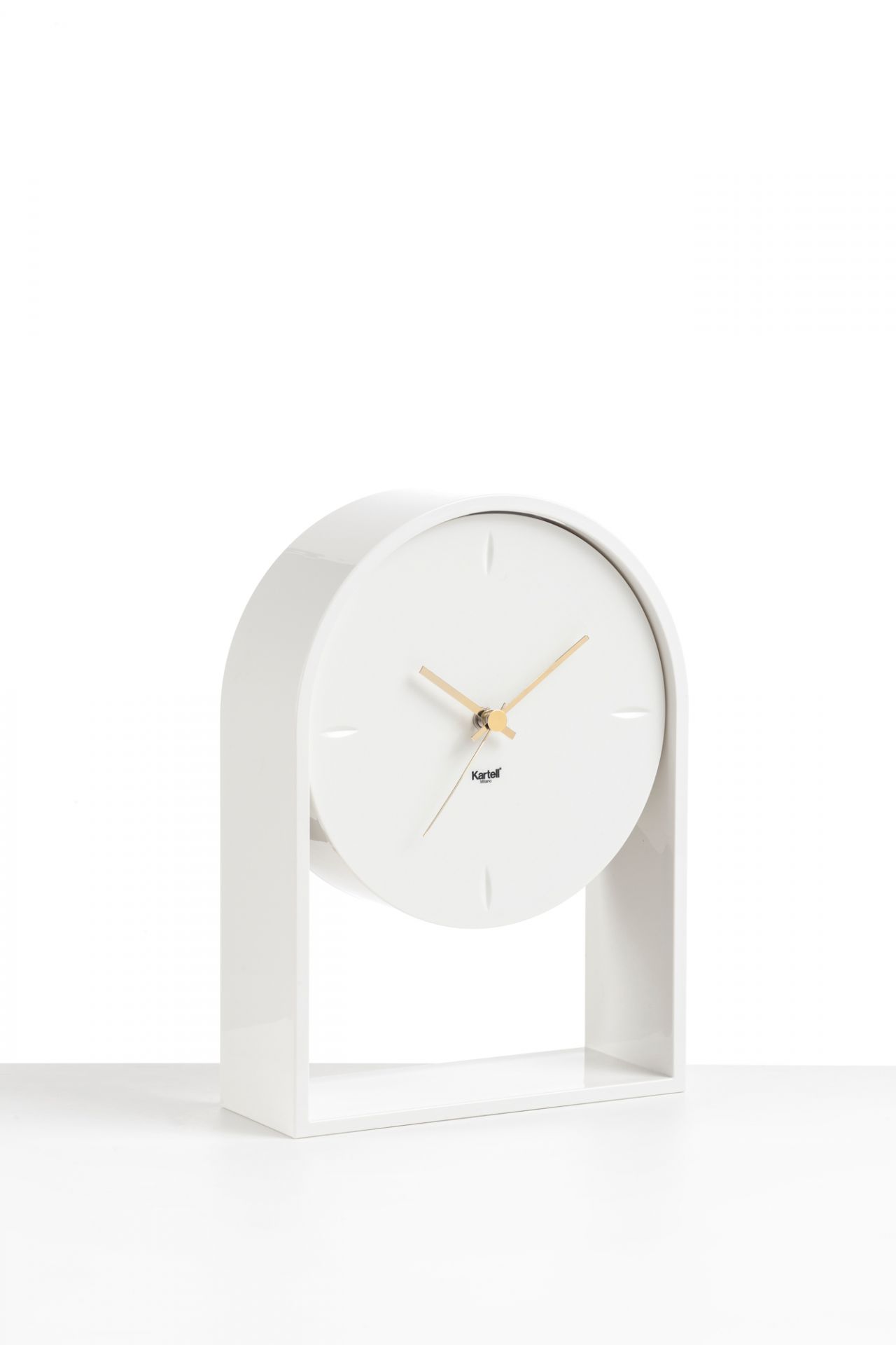 Weiße Air du Temps Tischuhr von Kartell, modernes Design mit goldenen Zeigern.