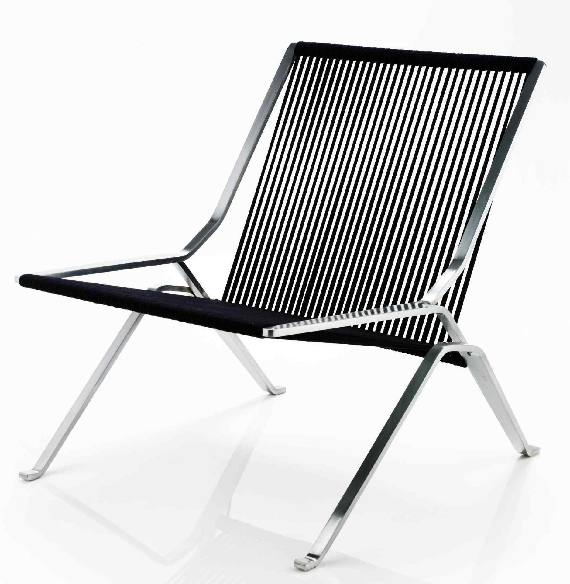 PK25 Sessel von Fritz Hansen: Moderner Lounge Sessel mit Stahlrahmen und schwarzer Kordelbespannung.
