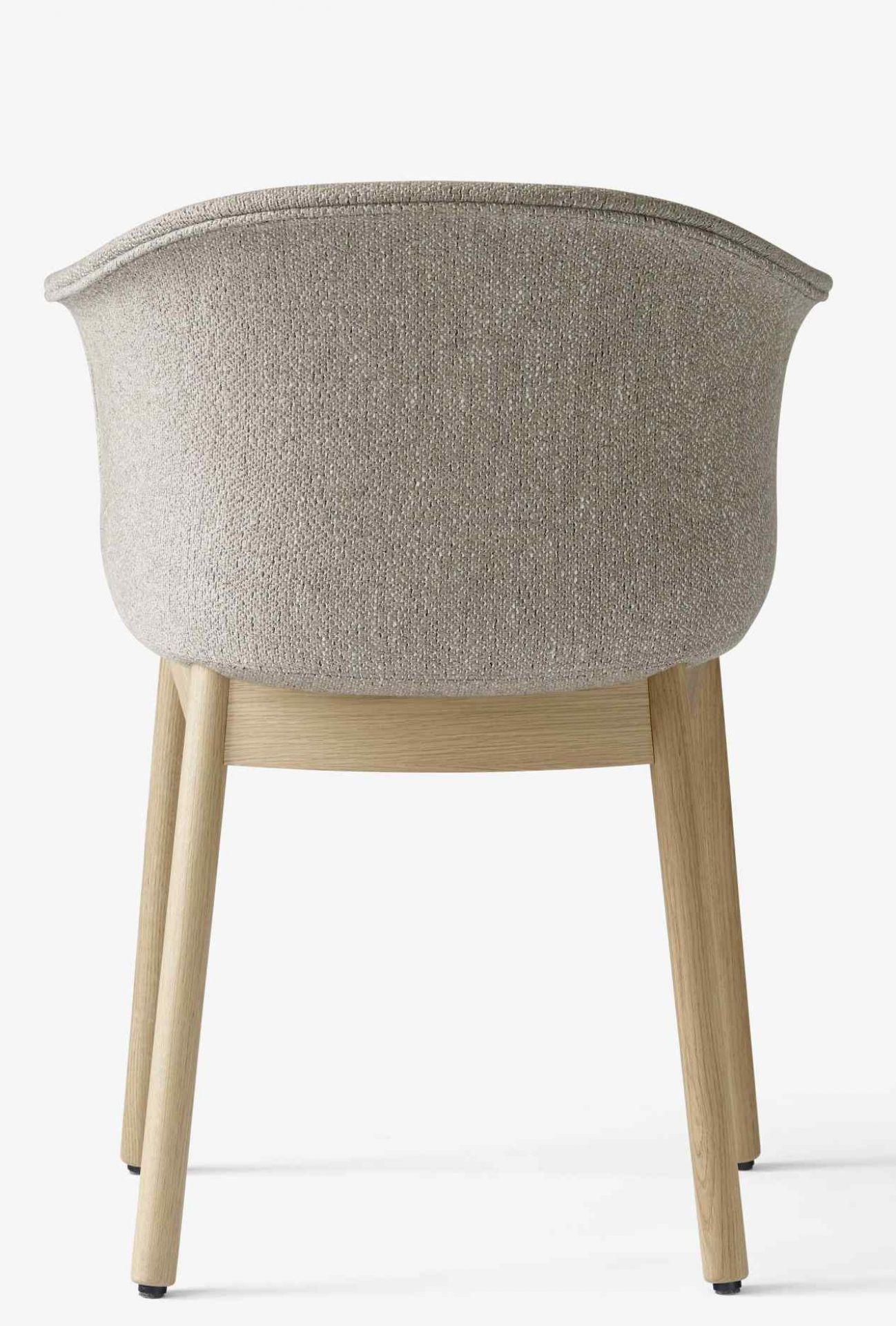 Rückansicht des Elefy Lounge Sessels von AndTradition mit beigem Stoffbezug und hellem Holzgestell.