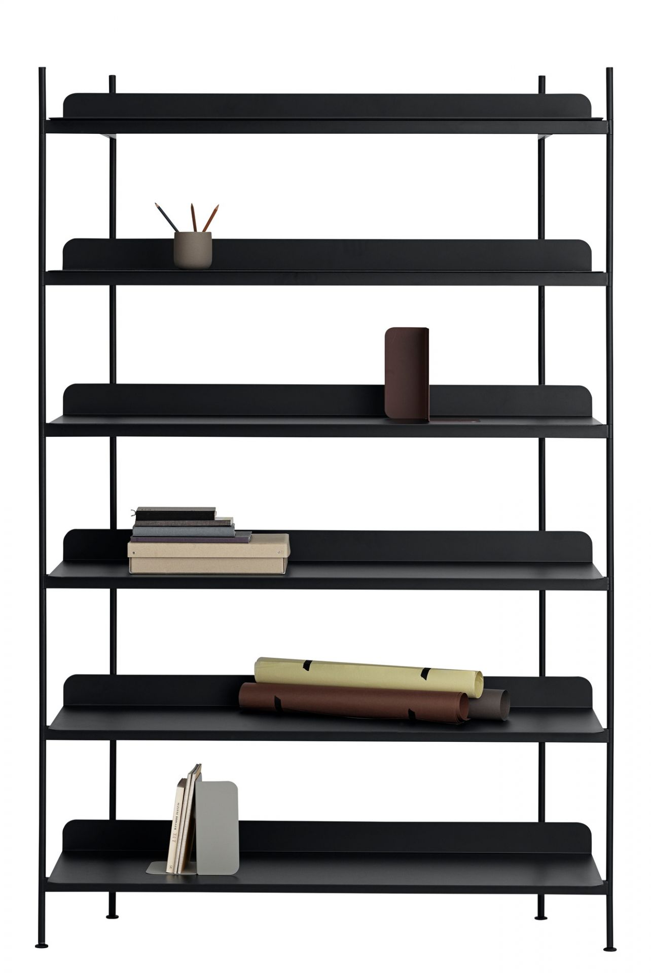 Schwarzes Muuto Compile Regalsystem mit sechs Regalböden und verschiedenen Dekorationsgegenständen für Wohnzimmer oder Büro.