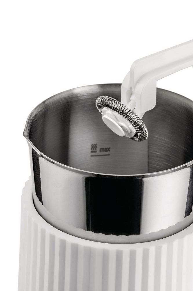 Alessi Plissé Milchaufschäumer: Innenansicht der Edelstahlkanne mit Milchaufschäumer-Aufsatz. Ideal für cremigen Milchschaum.