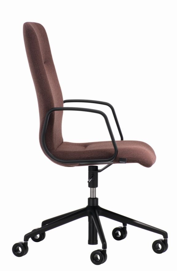 Decide Konferenzstuhl von Wilkhahn, brauner Bürostuhl mit Armlehnen und Rollen, ergonomischer Drehstuhl für Konferenzräume.