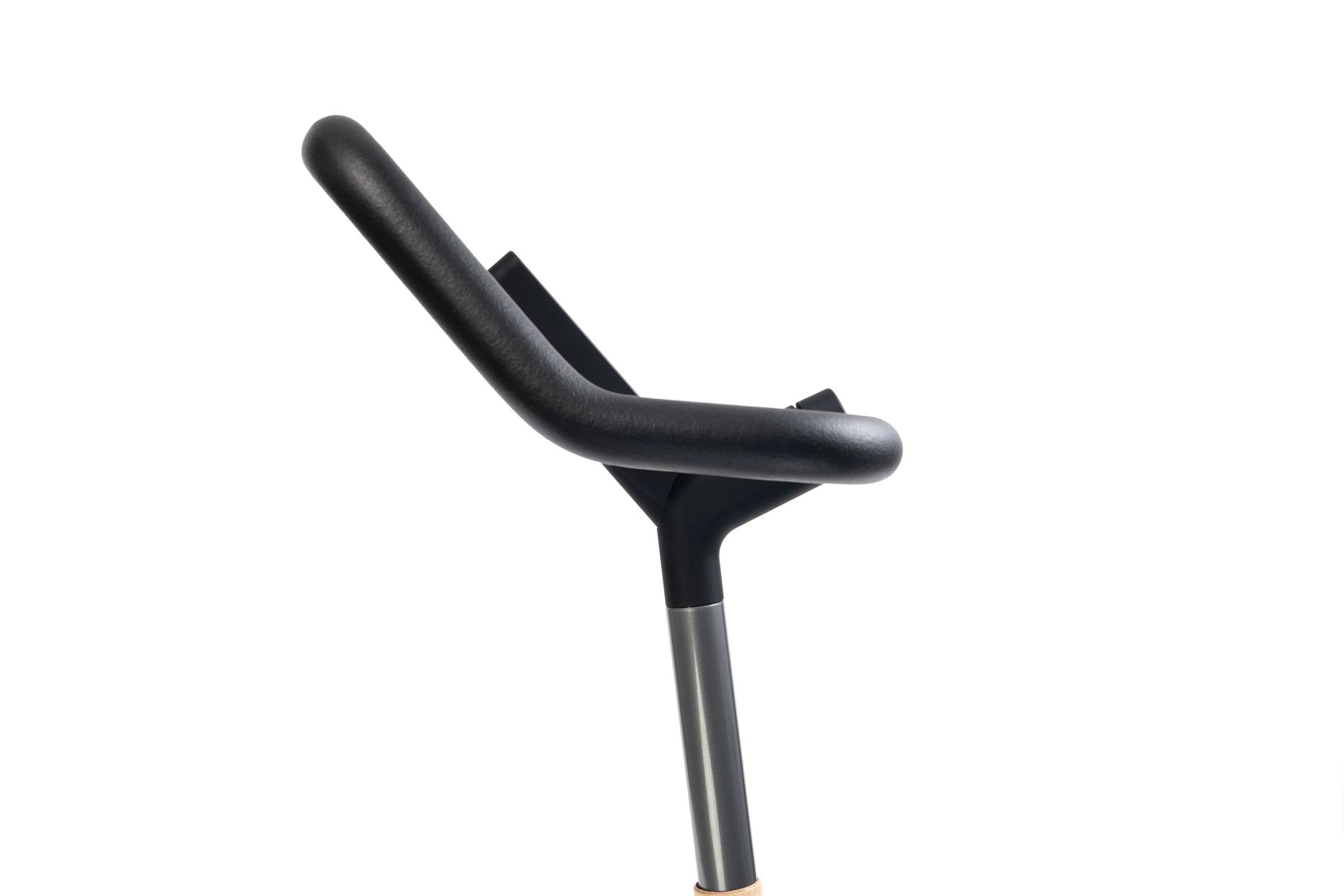 Detailaufnahme des Lenkers vom Stil-Fit Ergometer in Esche-Weiß, für Indoor-Training und Fitness.