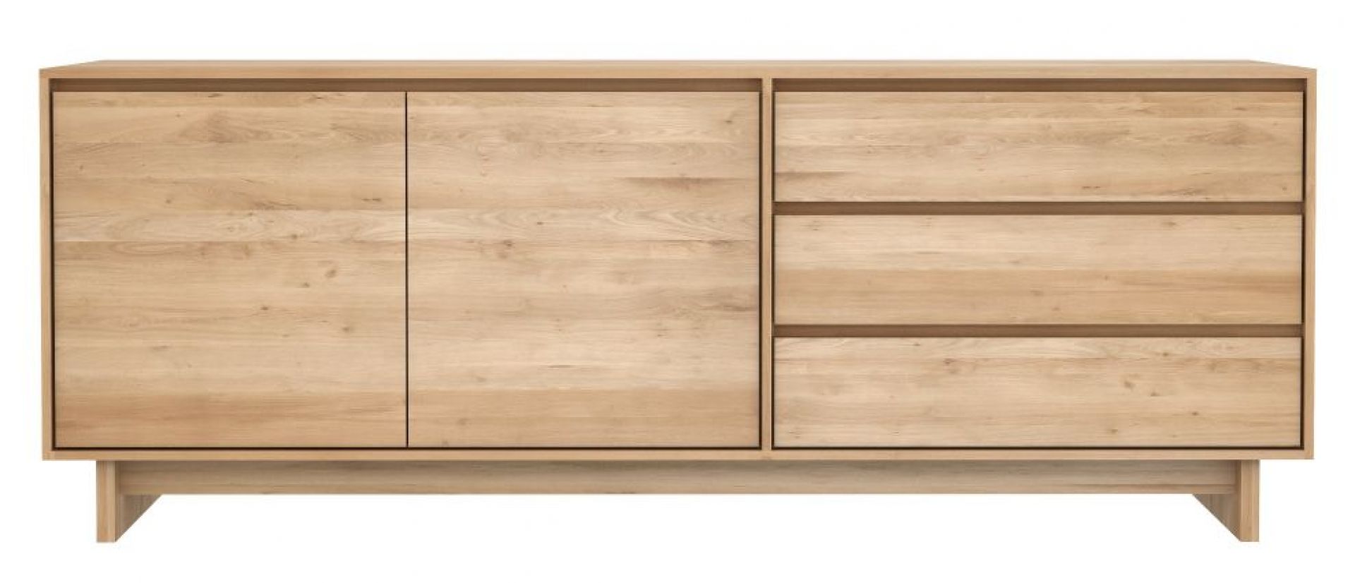 Wave Anrichte aus Eiche von Ethnicraft, modernes Sideboard mit Schranktüren und Schubladen, natürliche Holzoptik.
