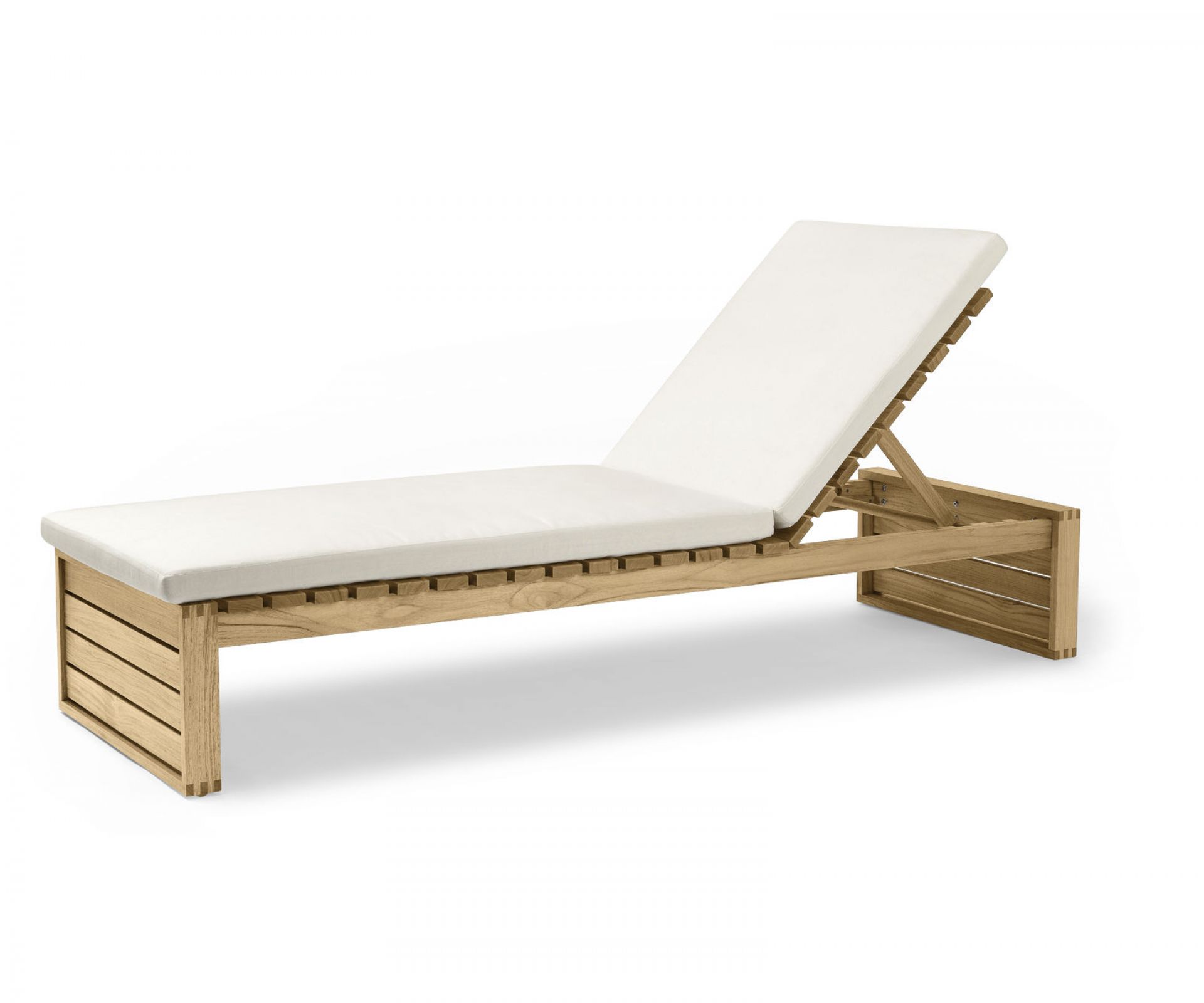 Bodil Kjaer Sonnenliege mit beigem Sitzkissen für Outdoor-Bereich von Carl Hansen & Søn.