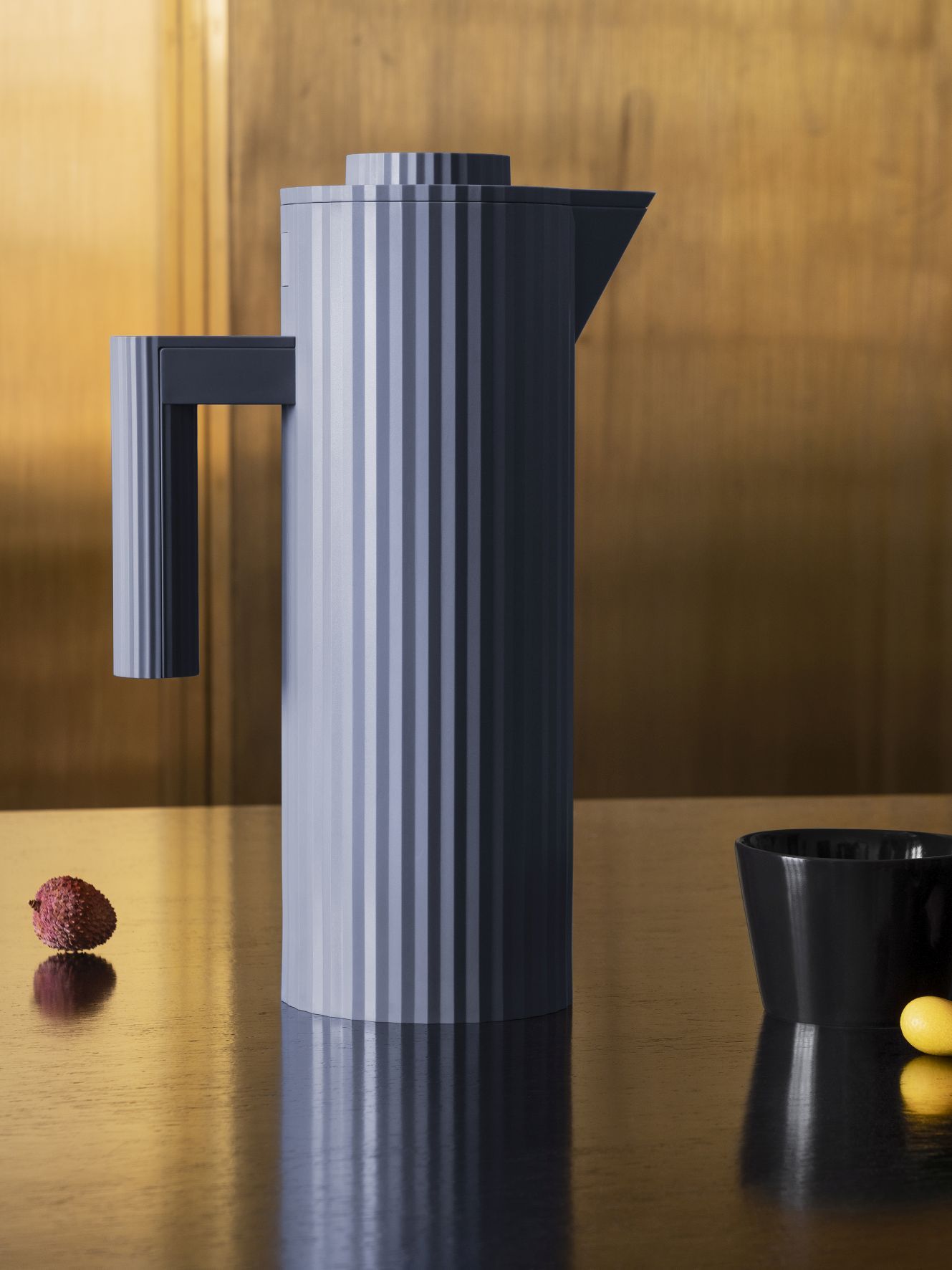 Graue Alessi Plissé Isolierkanne MDL12 mit gerippter Oberfläche, moderne Thermoskanne für Heißgetränke.