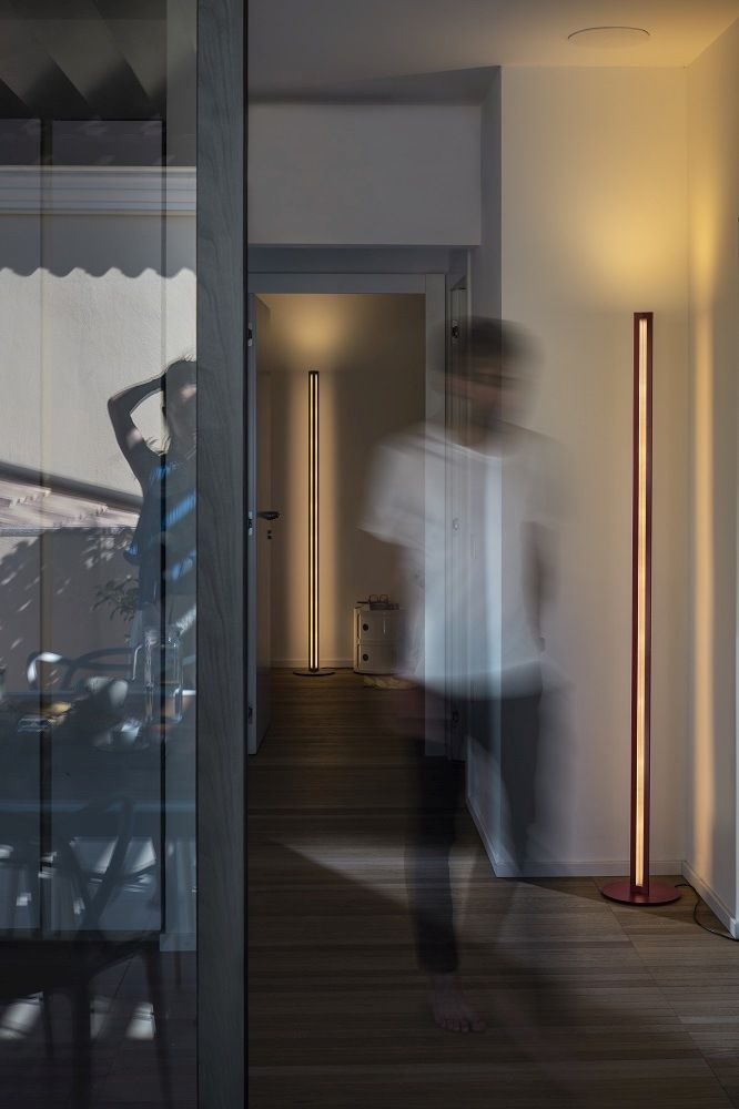 Chiaroscura Stehleuchte von Foscarini in modernem Flur, schlankes Design mit warmem Licht.