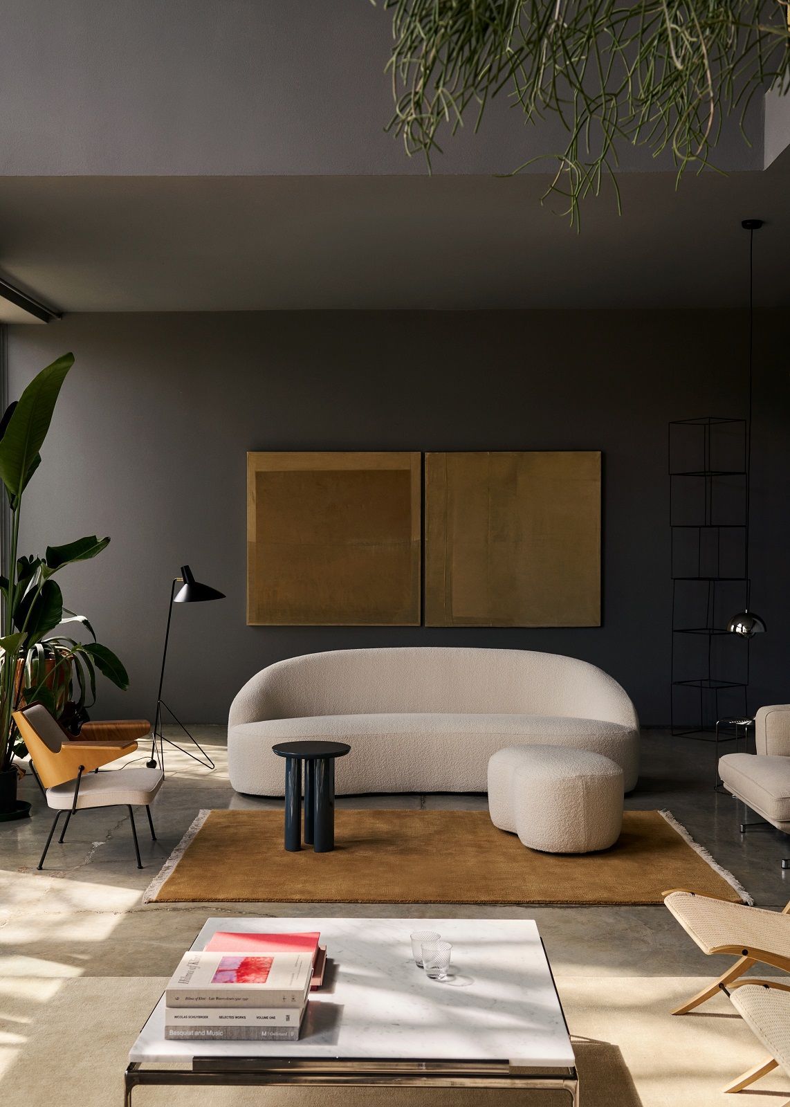 Wohnzimmer mit modernem Design und braunem The Moor AP19 Teppich von AndTradition.