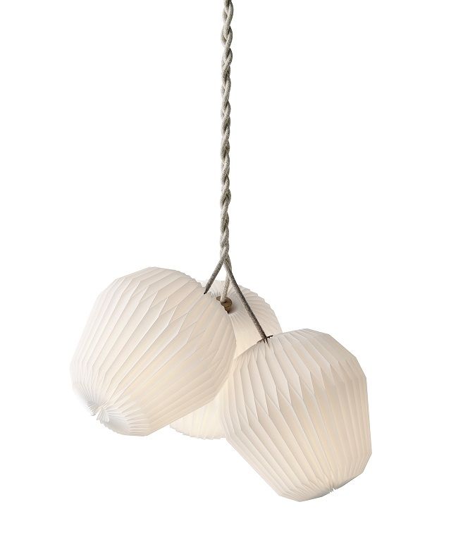 THE BOUQUET Kronleuchter mit drei Lampenschirmen aus weißer Folie von Le Klint, modernes Design.