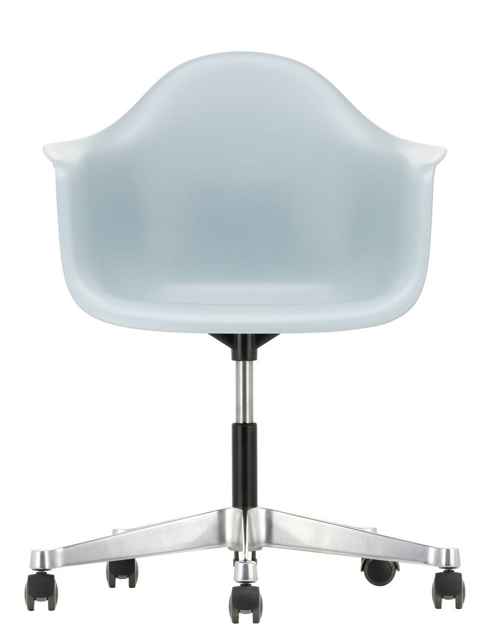 Vitra Eames Plastic Arm Chair PACC in Hellblau mit Rollen und silbernem Fußkreuz.