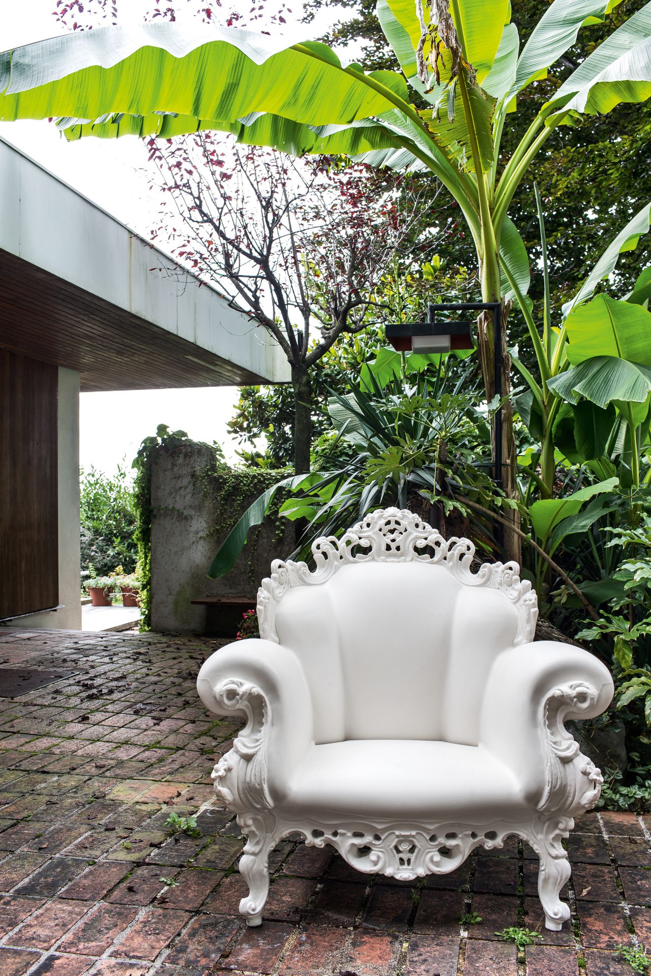 Weißer Proust Sessel Outdoor von Magis im Garten, detailreiche Barock-Form, wetterfester Design-Sessel.