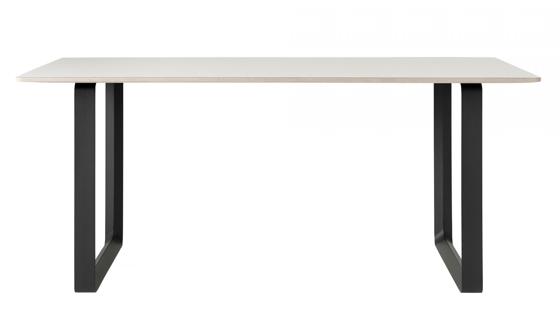 Muuto 70/70 Table: Moderner Esstisch oder Schreibtisch mit weißer Tischplatte und schwarzen Beinen.