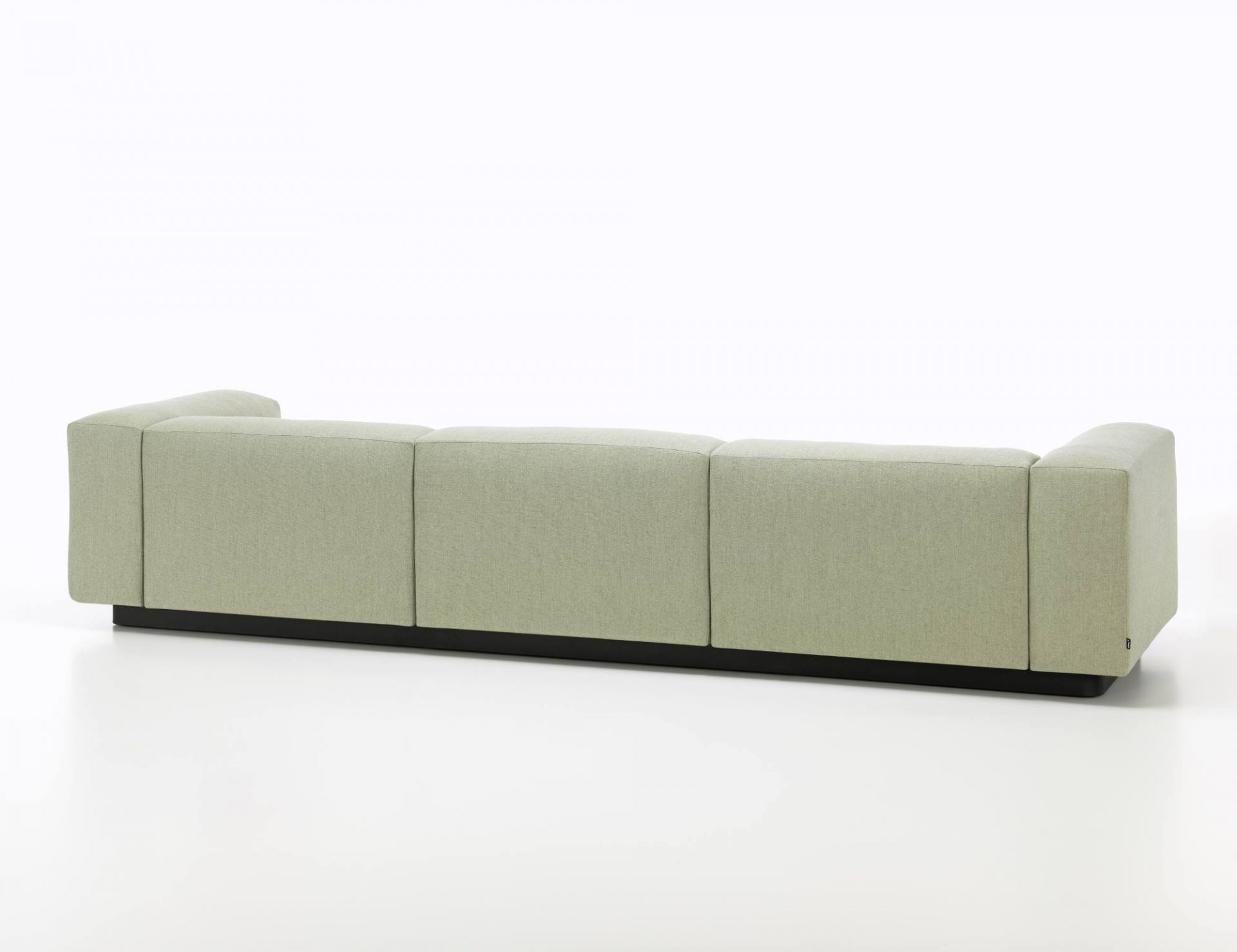 Rückansicht des Soft Modular Sofa Dreisitzer von Vitra in hellgrünem Stoffbezug. Modernes Design Sofa.