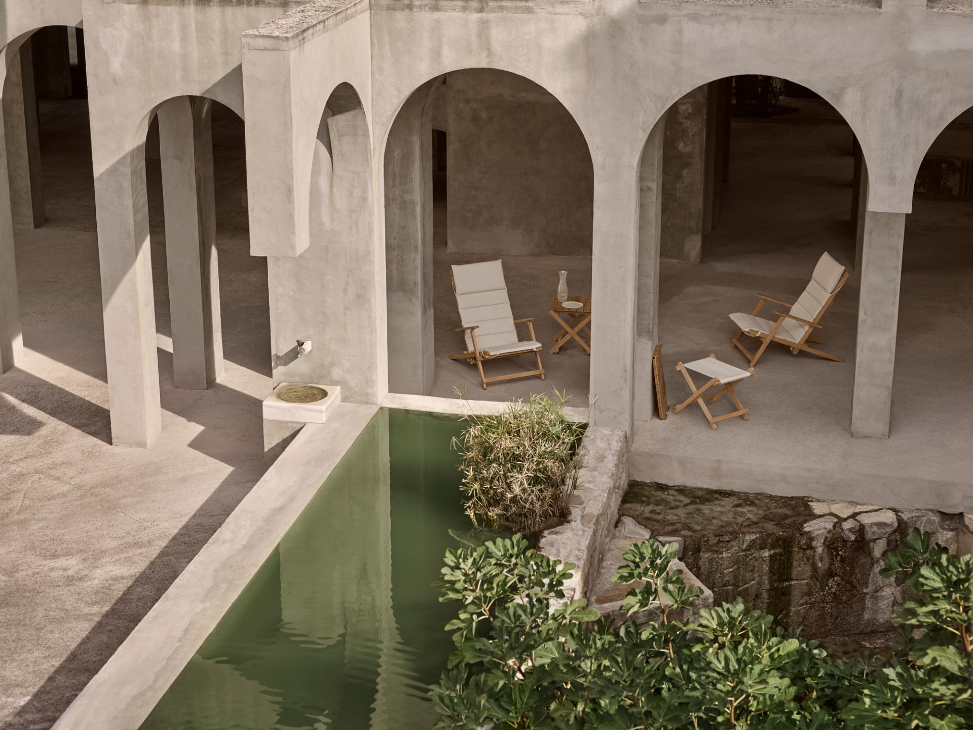 Borge Mogensen Outdoor Möbel: Beistelltisch und Liegestühle von Carl Hansen & Søn im Außenbereich.
