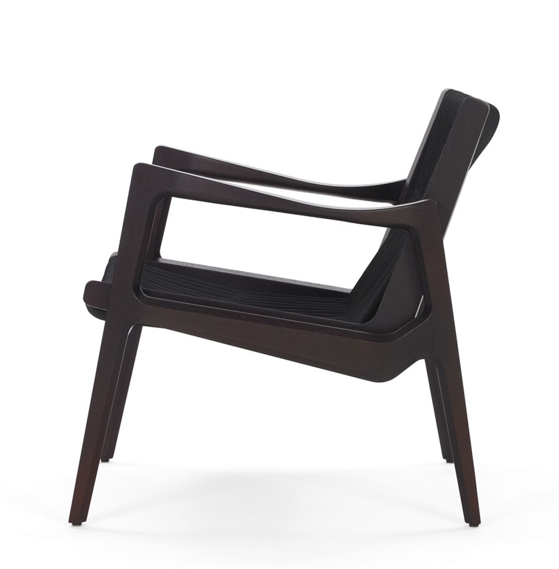 Euvira Lounge Chair Sessel von ClassiCon, ungepolstert, dunkles Holz, Seitenansicht. Design Sessel für Wohnzimmer.