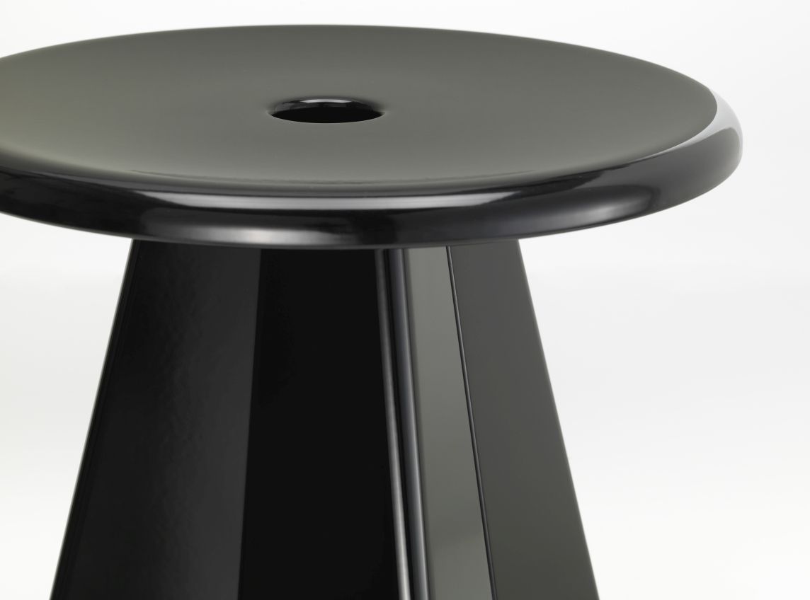 Detailaufnahme des schwarzen Vitra Tabouret Métallique Hockers mit glänzender Oberfläche, ideal als Beistelltisch oder Sitzgelegenheit.
