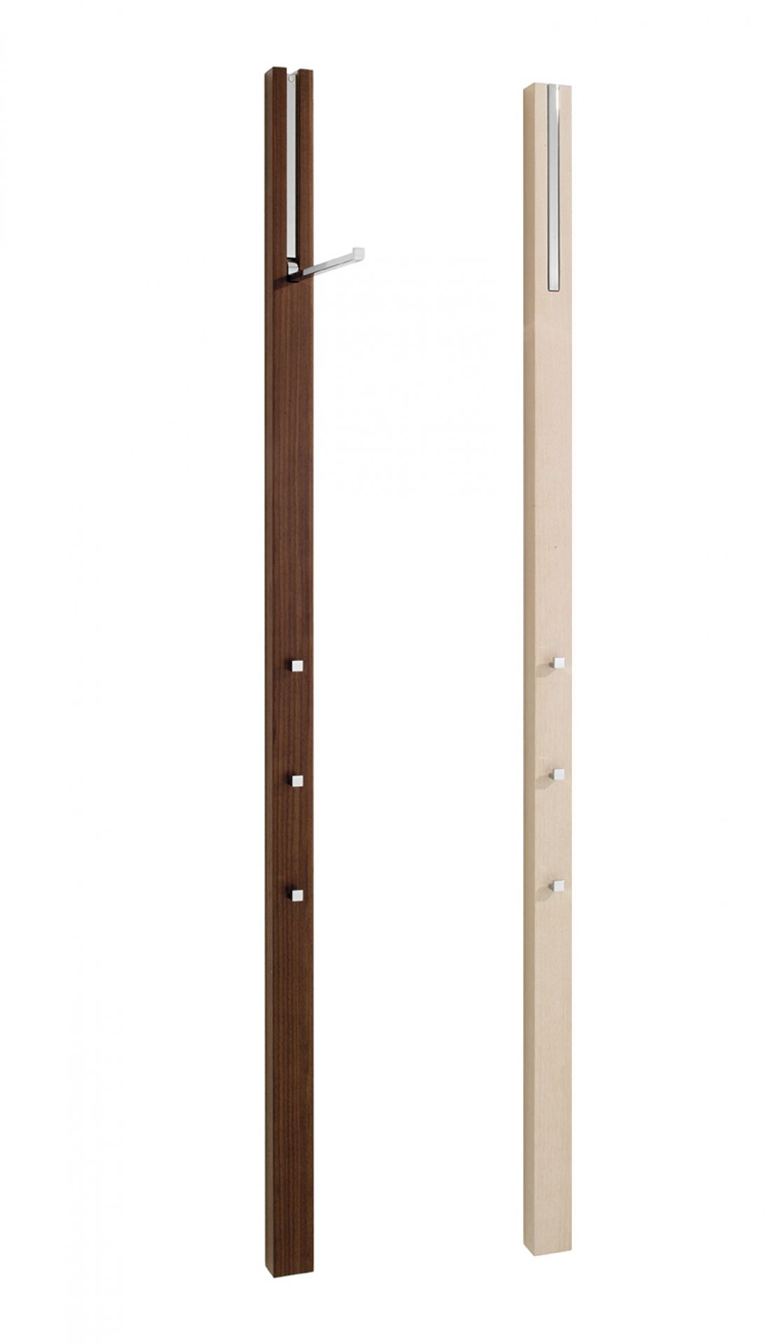 Schönbuch Line Garderobenelement aus Holz in Dunkelbraun und Beige mit Haken für Jacken.