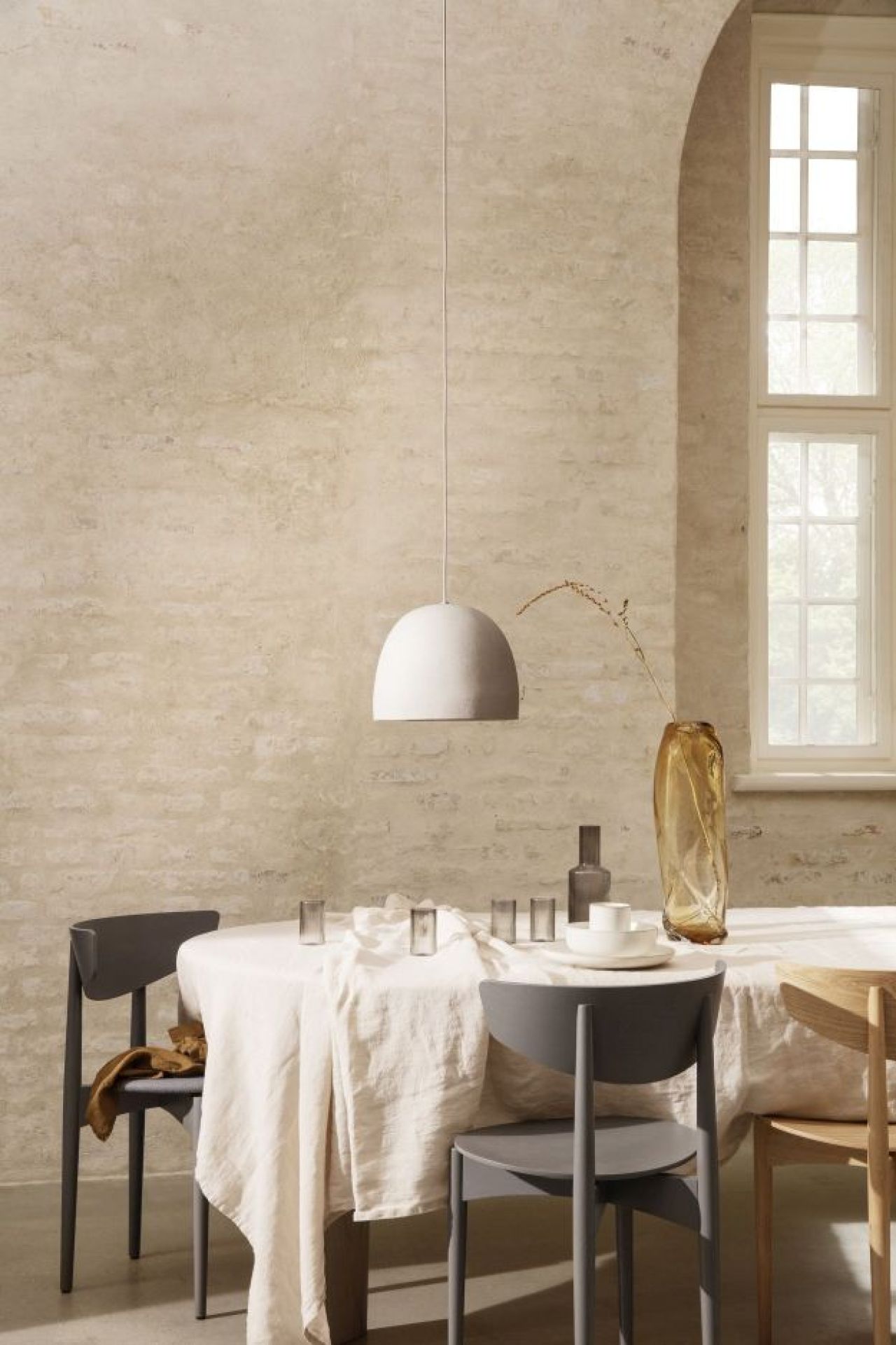 Speckle Pendelleuchte von Ferm Living über Esstisch. Moderne Hängelampe für Esszimmer und Wohnraum.