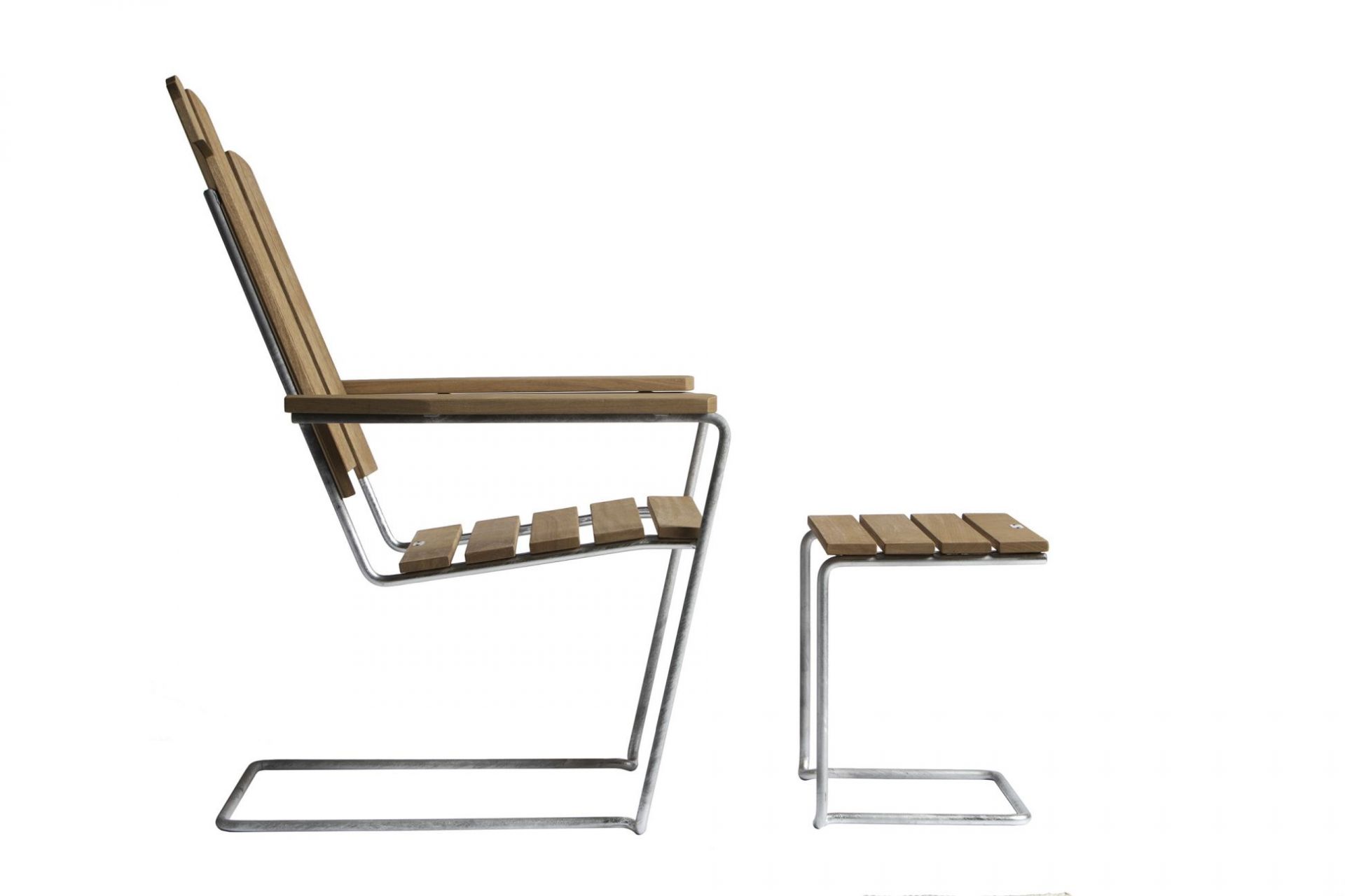 Liegestuhl A3 Eiche Grythyttan mit passendem Hocker, skandinavisches Design für Garten, Terrasse und Balkon.