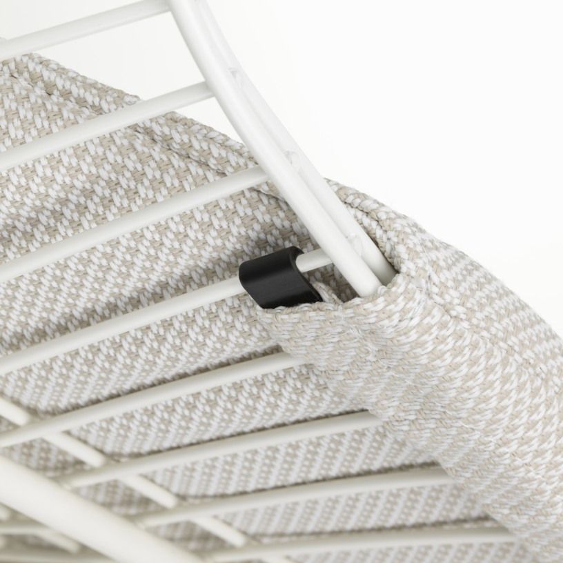 Detailaufnahme des Vitra Wire Chair Bikini Outdoor: Sitzfläche mit beigem Stoffbezug und weißem Drahtgestell.