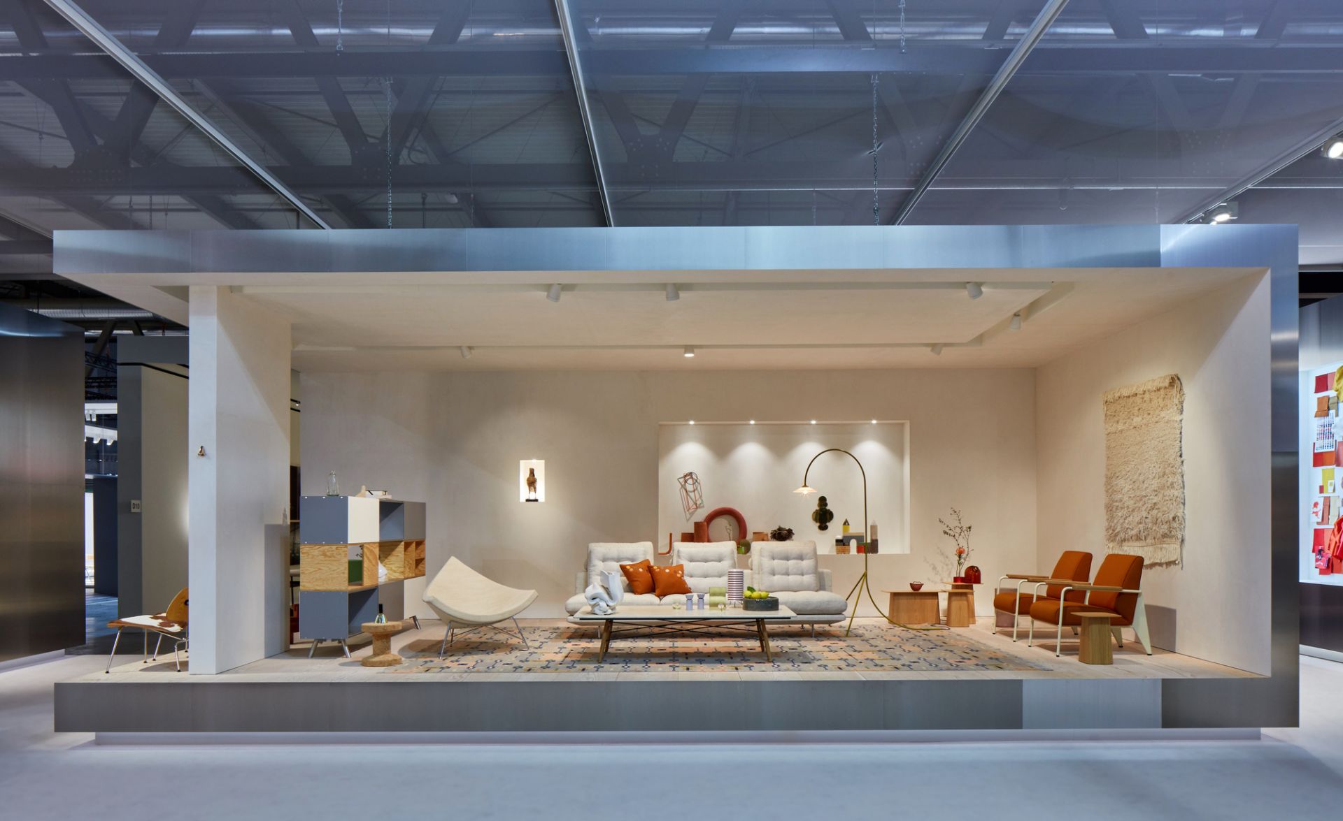 Vitra Grand Sofa 3-Sitzer in hellem Stoffbezug, modernes Wohnzimmer-Interieur mit Teppich und Designermöbeln.