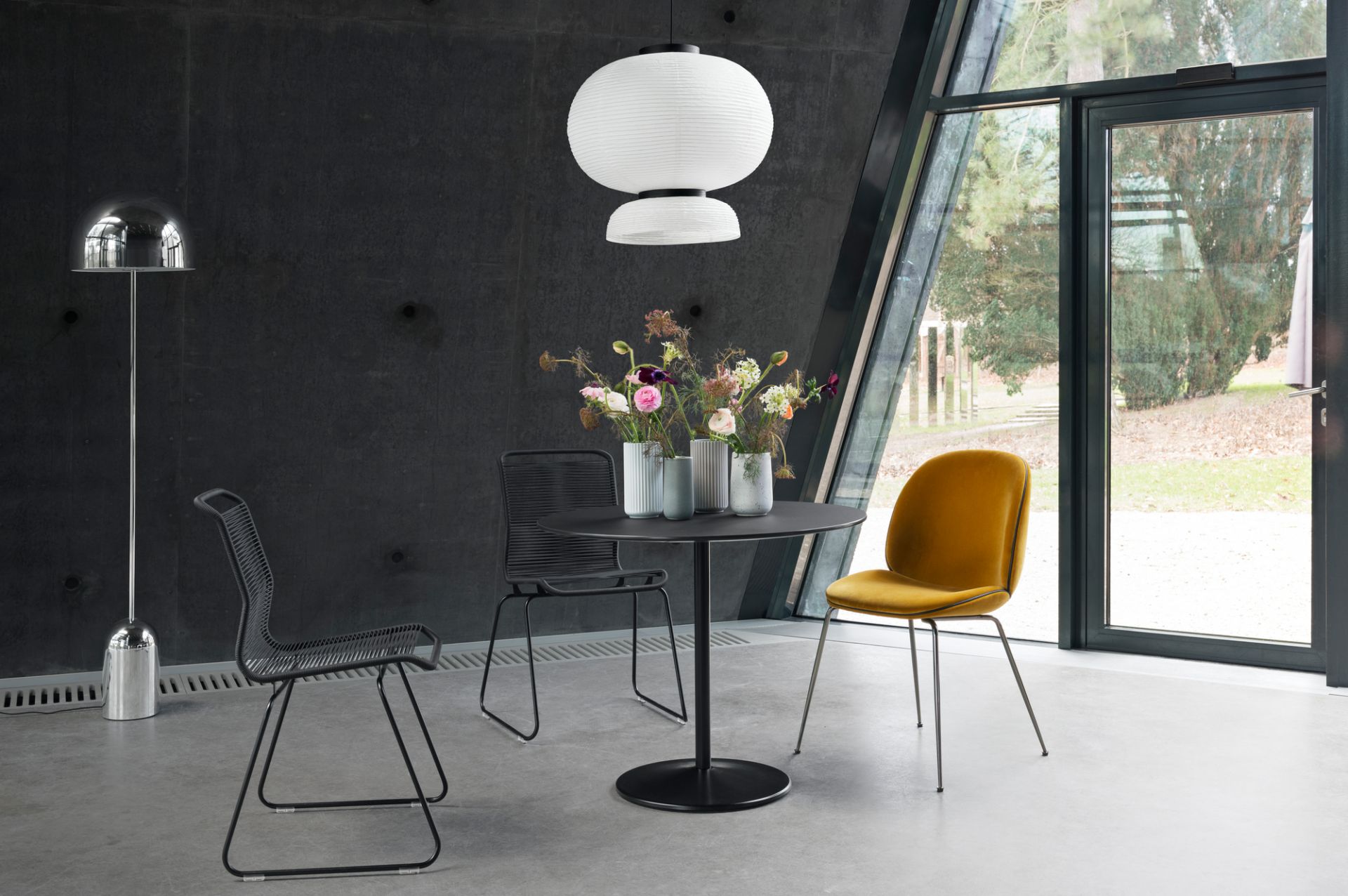 Panton One Dining Stuhl Montana QUICK SHIP in modernem Ambiente mit Esstisch und Designleuchte.