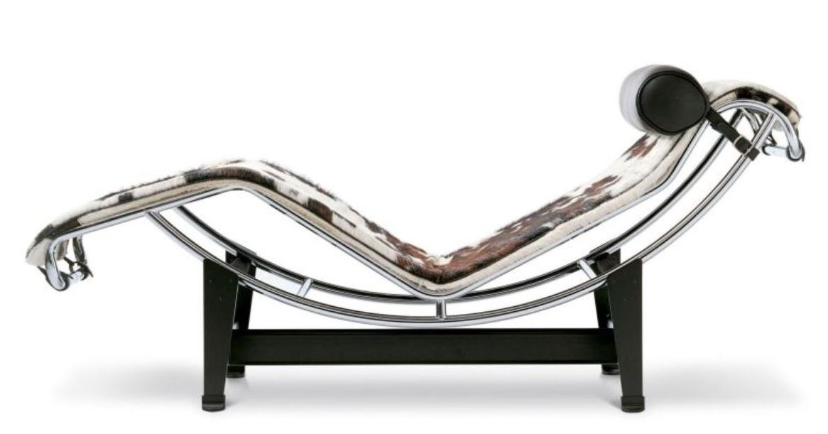 Chaise Longue Liege mit Fellbezug, schwarzem Leder-Nackenkissen und verchromtem Gestell.