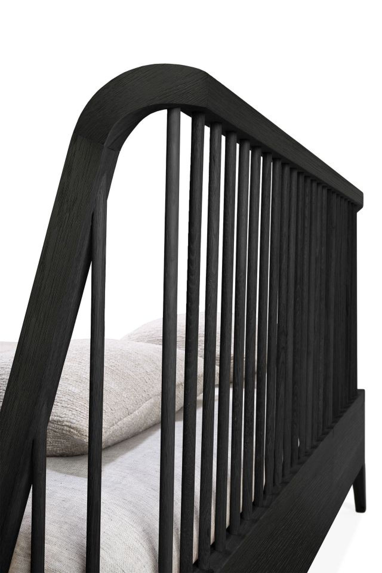 Detailaufnahme des Ethnicraft Spindle Bettes in Schwarz Eiche, modernes Design mit Lattenrost Kopfteil.