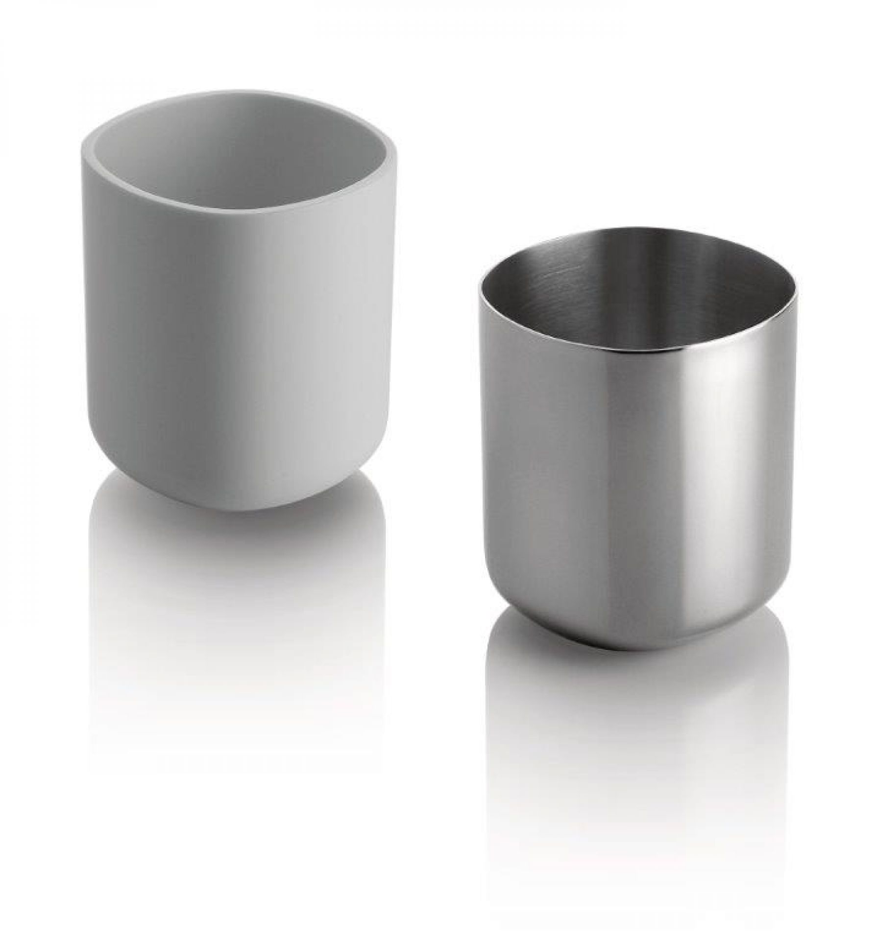 Alessi Birillo Zahnbürstenhalter: Zwei moderne, zylindrische Becher in Grau und Edelstahl für das Badezimmer.
