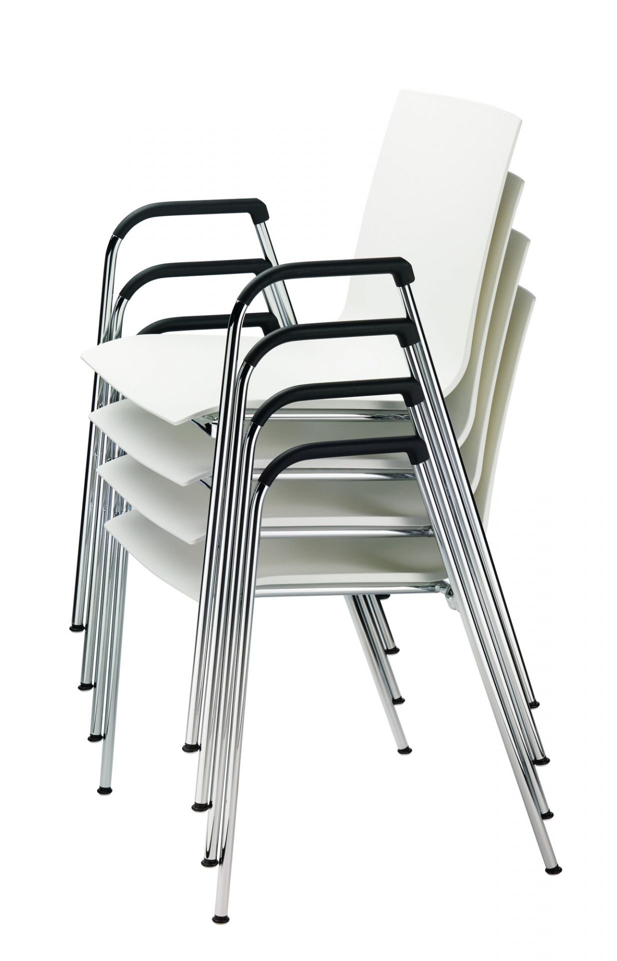 S 260 F Thonet Stuhl mit Armlehne, vierfach gestapelt, weißer Sitz, verchromtes Stahlrohrgestell.