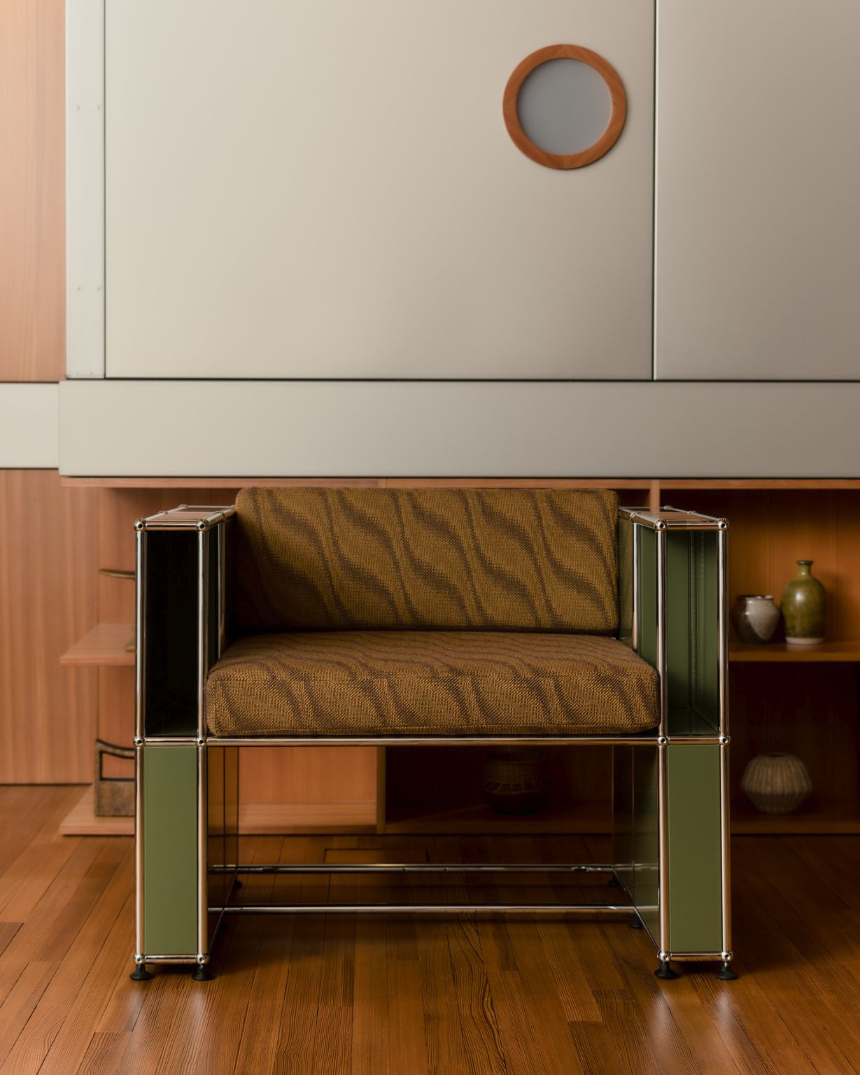 USM Haller Sessel in limitierter Edition von Armando Cabral mit olivgrünen Paneelen und braunem Stoff.