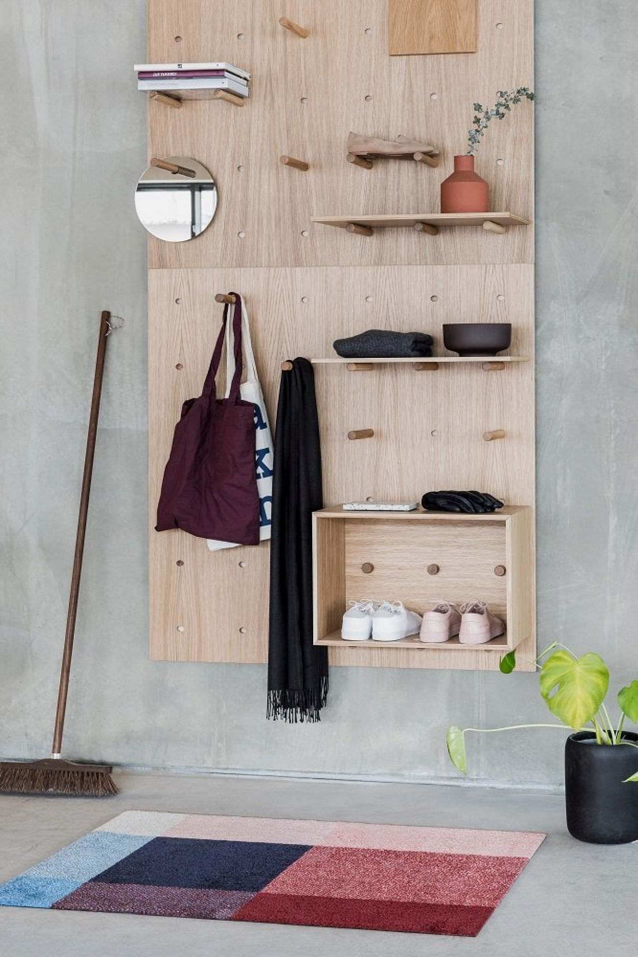 Farbenfrohe Heymat Fußmatte im Eingangsbereich mit Holzgarderobe, ideal für drinnen und draußen, modernes Design.