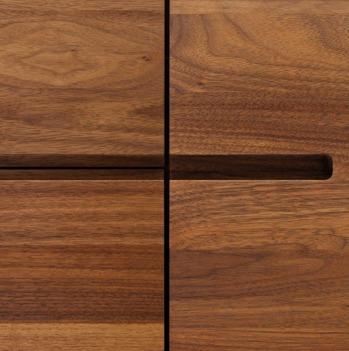 Detailaufnahme: Sideboard aus Massivholz, natürliche Holzmaserung und Griffmulden. Hochwertiges Möbelstück.