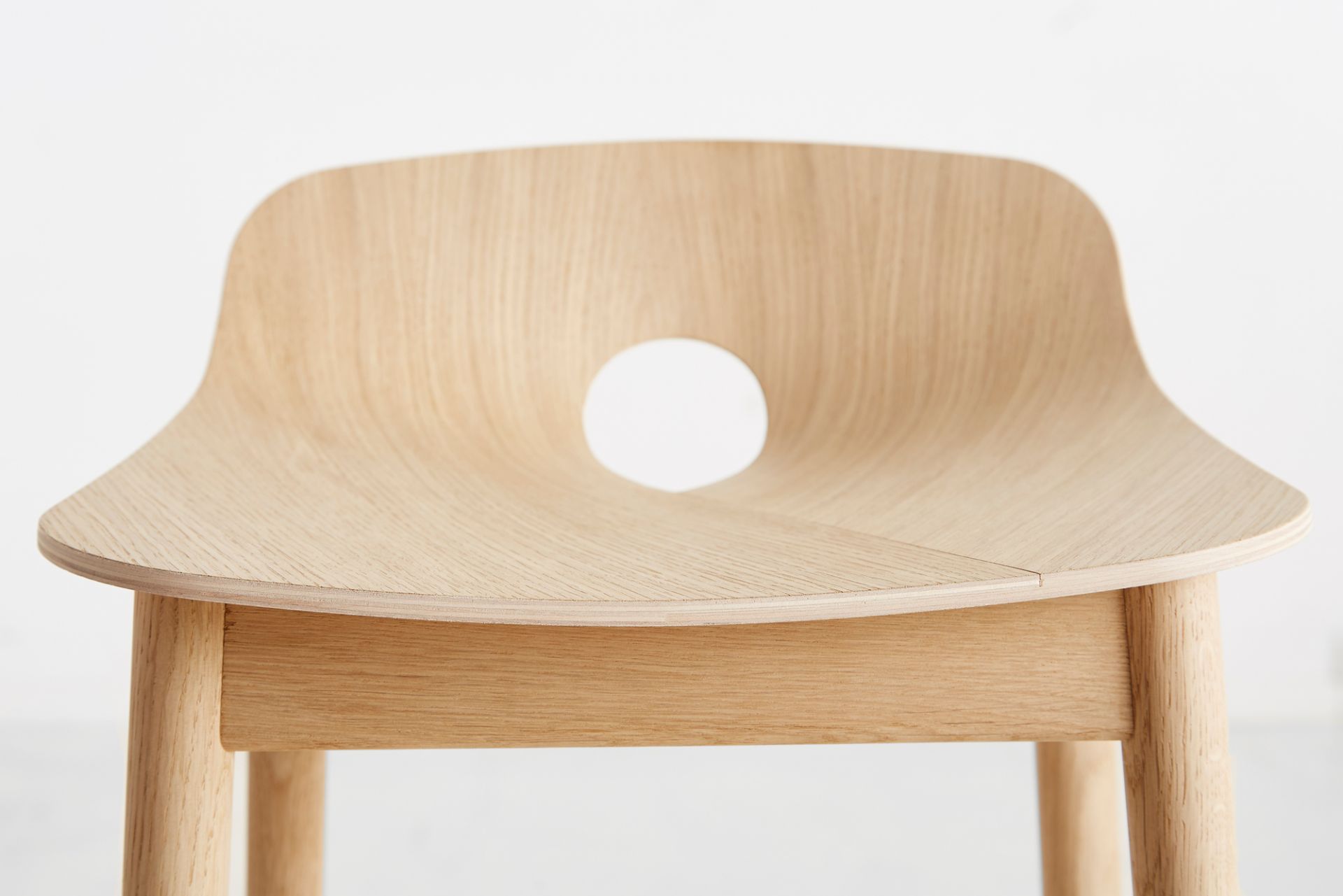 Detailaufnahme: Mono Barhocker aus Eiche, weiß pigmentiert. Design Hocker für Küche und Bar.