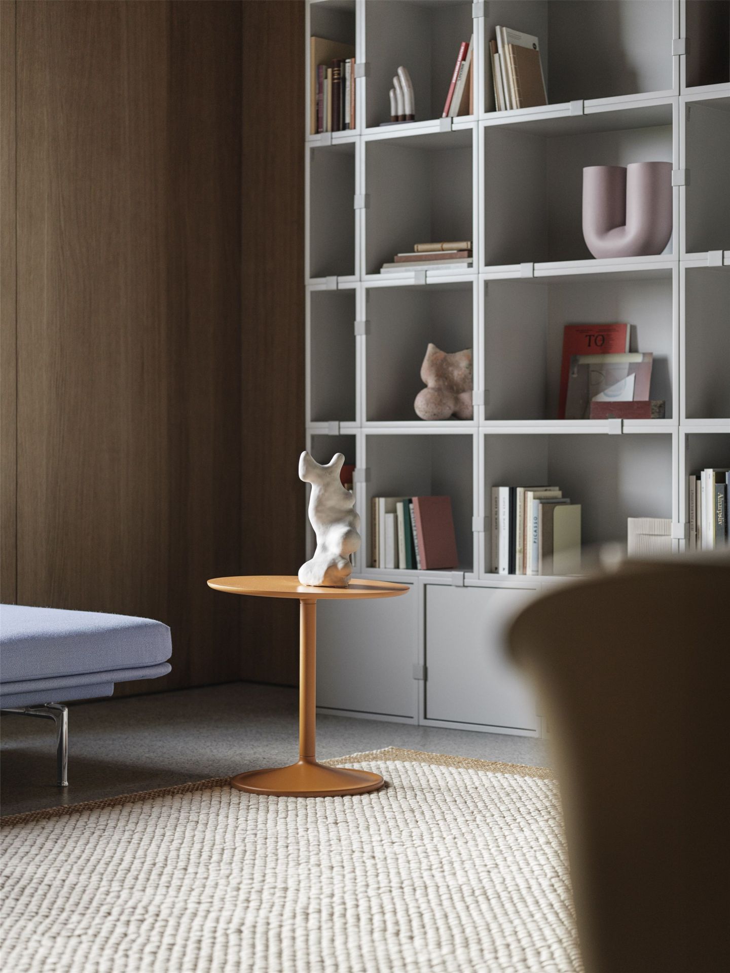 Oranger Muuto Beistelltisch "Soft Side Table" mit Skulptur in modernem Wohnzimmer.