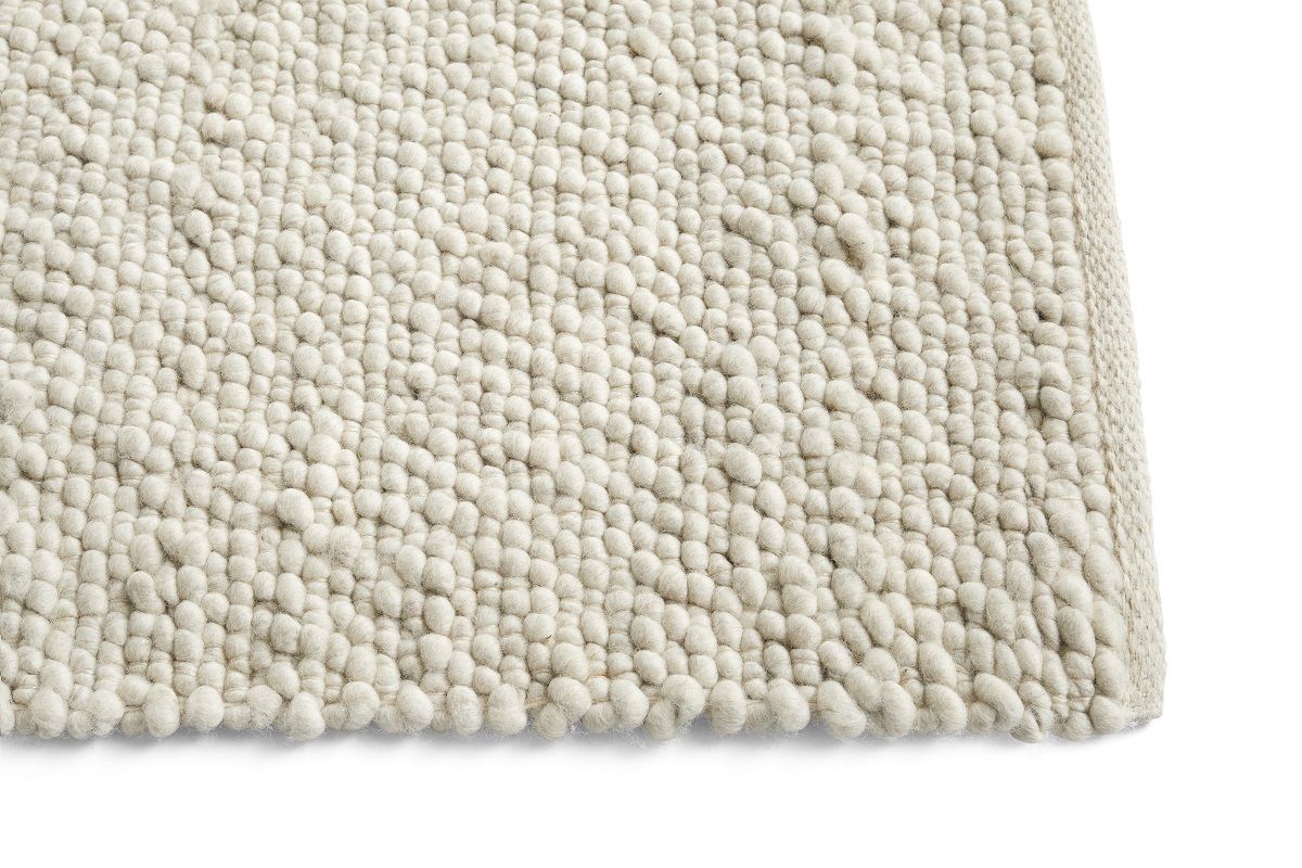 Detailaufnahme des Peas Teppichs von Hay in der Farbe Hay, ein Wollteppich mit Noppenstruktur.