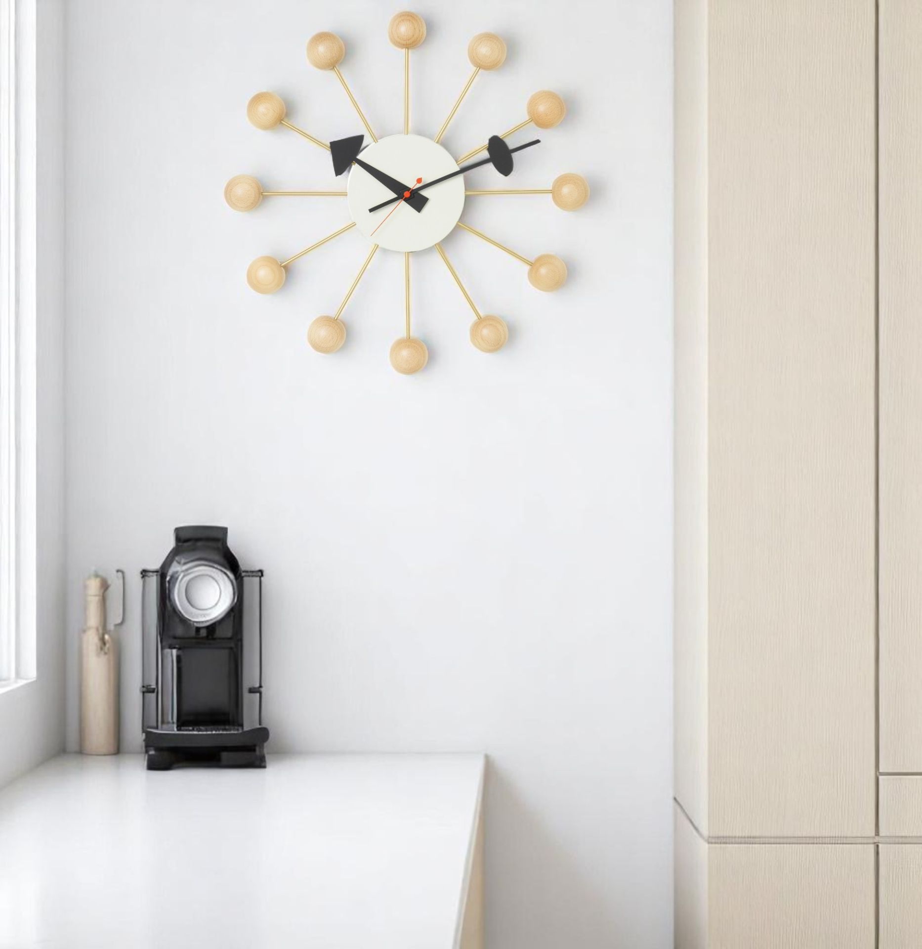 Ball Clock Wanduhr Buche natur von Vitra an weißer Wand, moderne Designuhr mit Holzkugeln.