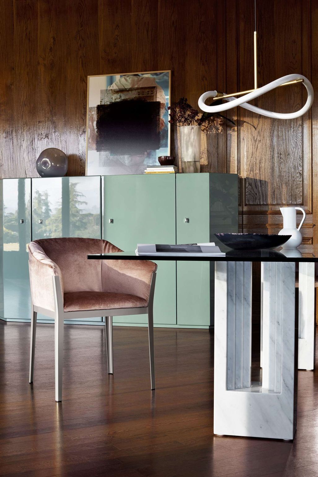 W04 Delfi Esstisch von Cassina mit Glasplatte und Marmor-Tischbeinen in einem modernem Esszimmer.