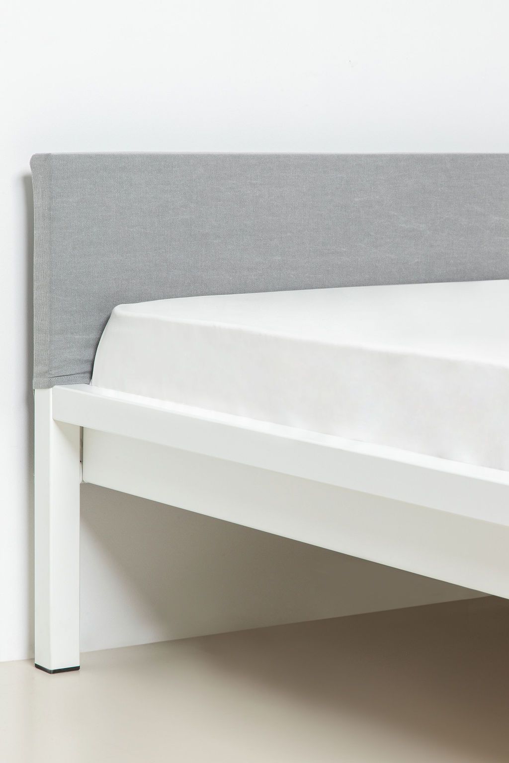 Detailaufnahme: Grauer Kopfteil Bezug für Pure Bett von Hans Hansen, Stahl pulverbeschichtet.