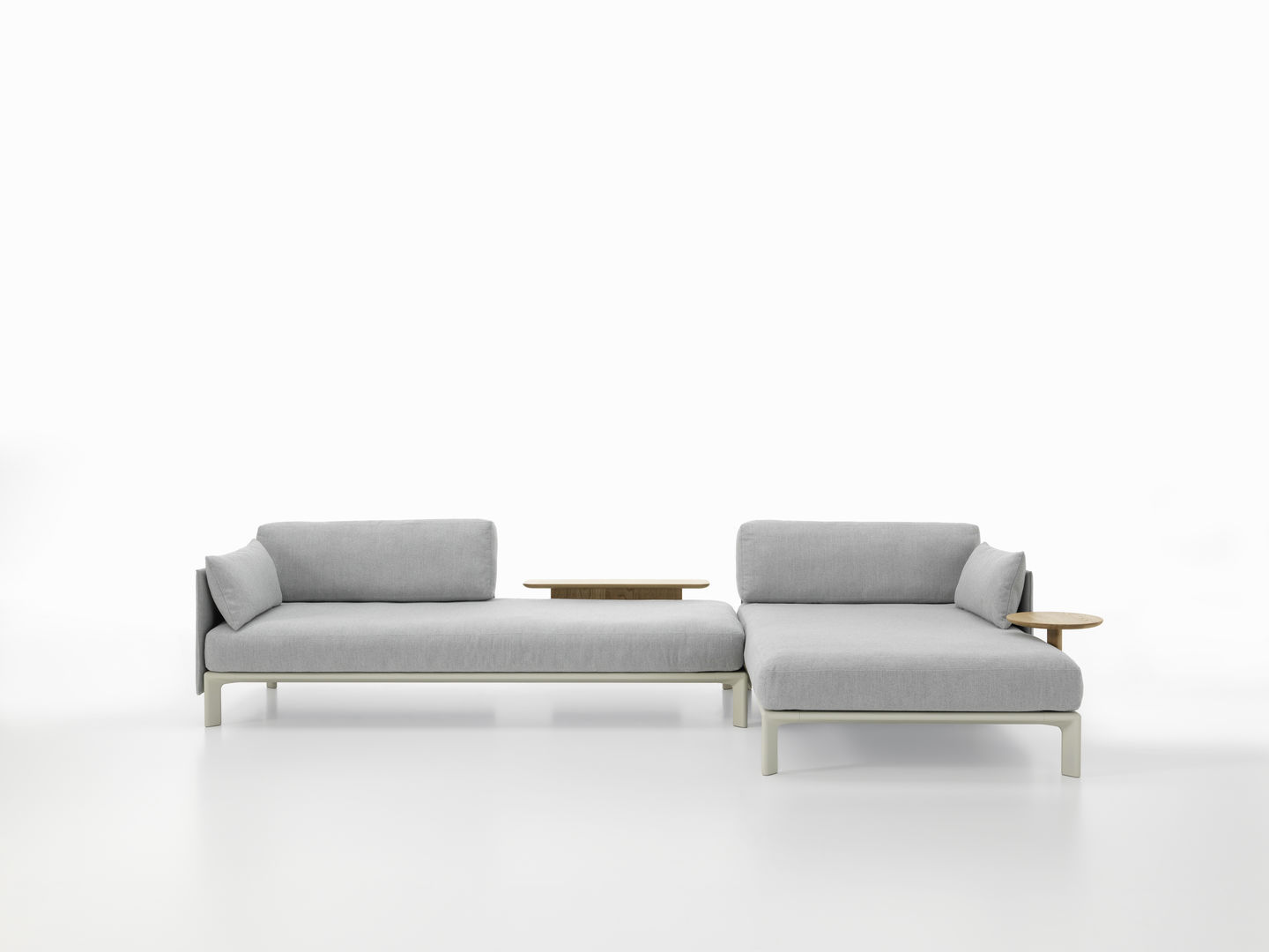 Vitra Anagram Sofa Plattform, graues modulares Lounge Sofa mit Holzablage und Metallrahmen, modernes Wohnzimmer Design.