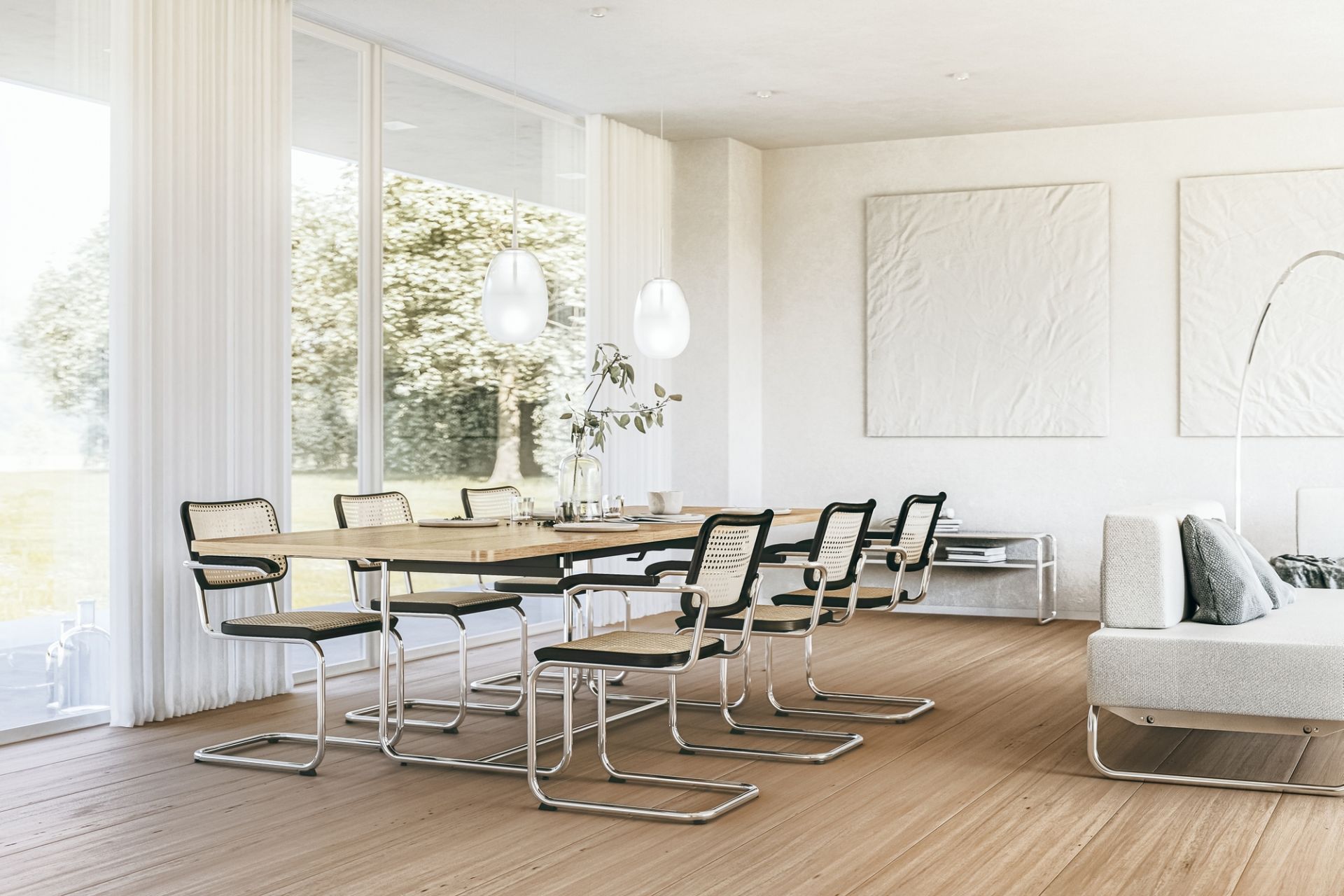 S 1071 Thonet Esstisch aus Holz mit Stahlrohrgestell und passenden Freischwinger Stühlen im Esszimmer.
