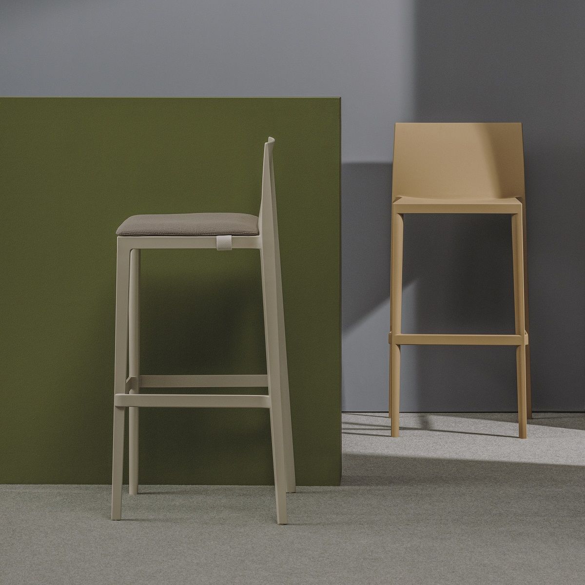 Sail BQ1250 Barhocker von Andreu World, zwei moderne Barstühle in Beige und Braun.