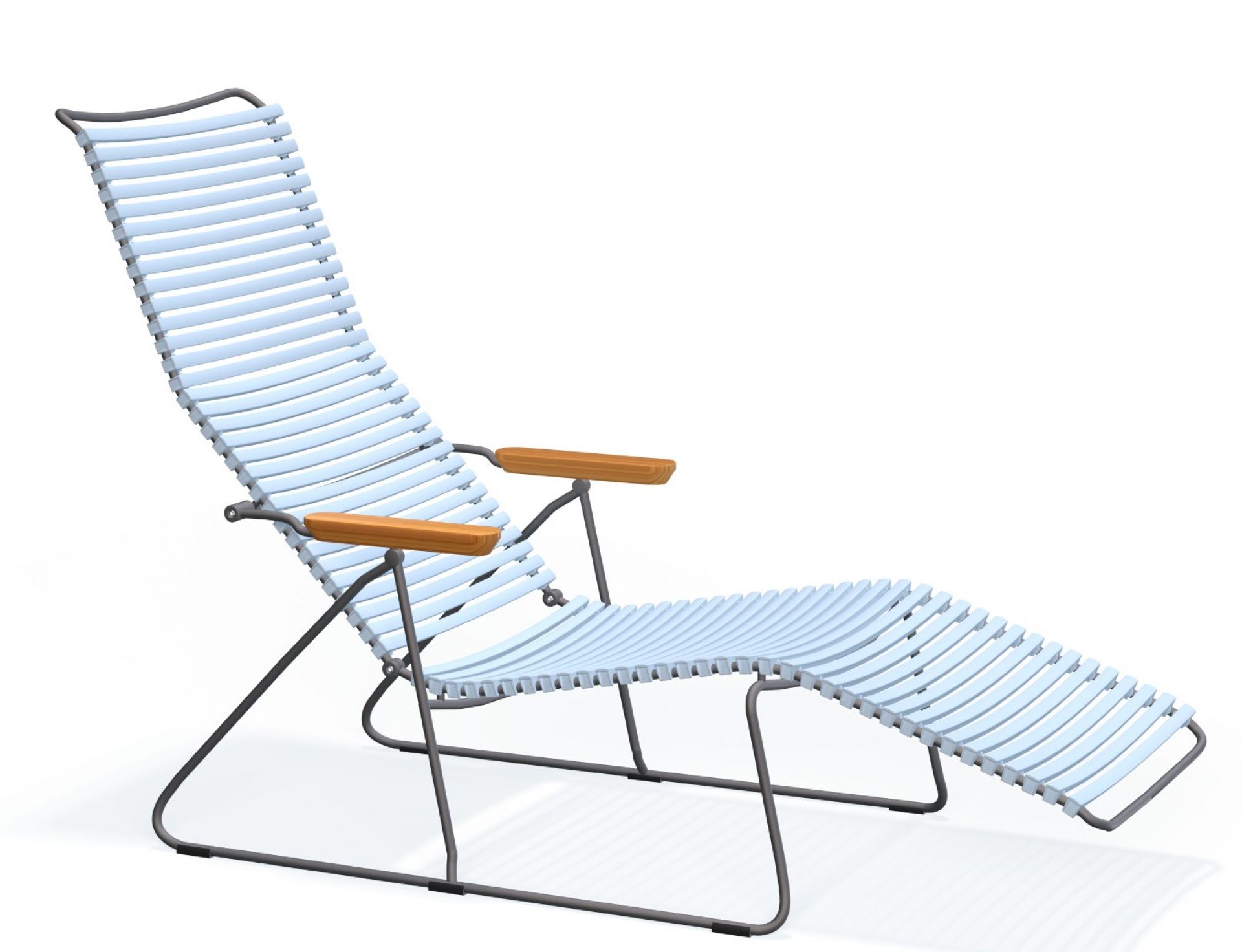 Click Sunlounger Sonnenliege für den Garten, dunkelgraues Metallgestell mit hellblauen Kunststofflamellen und Armlehnen aus Holz.